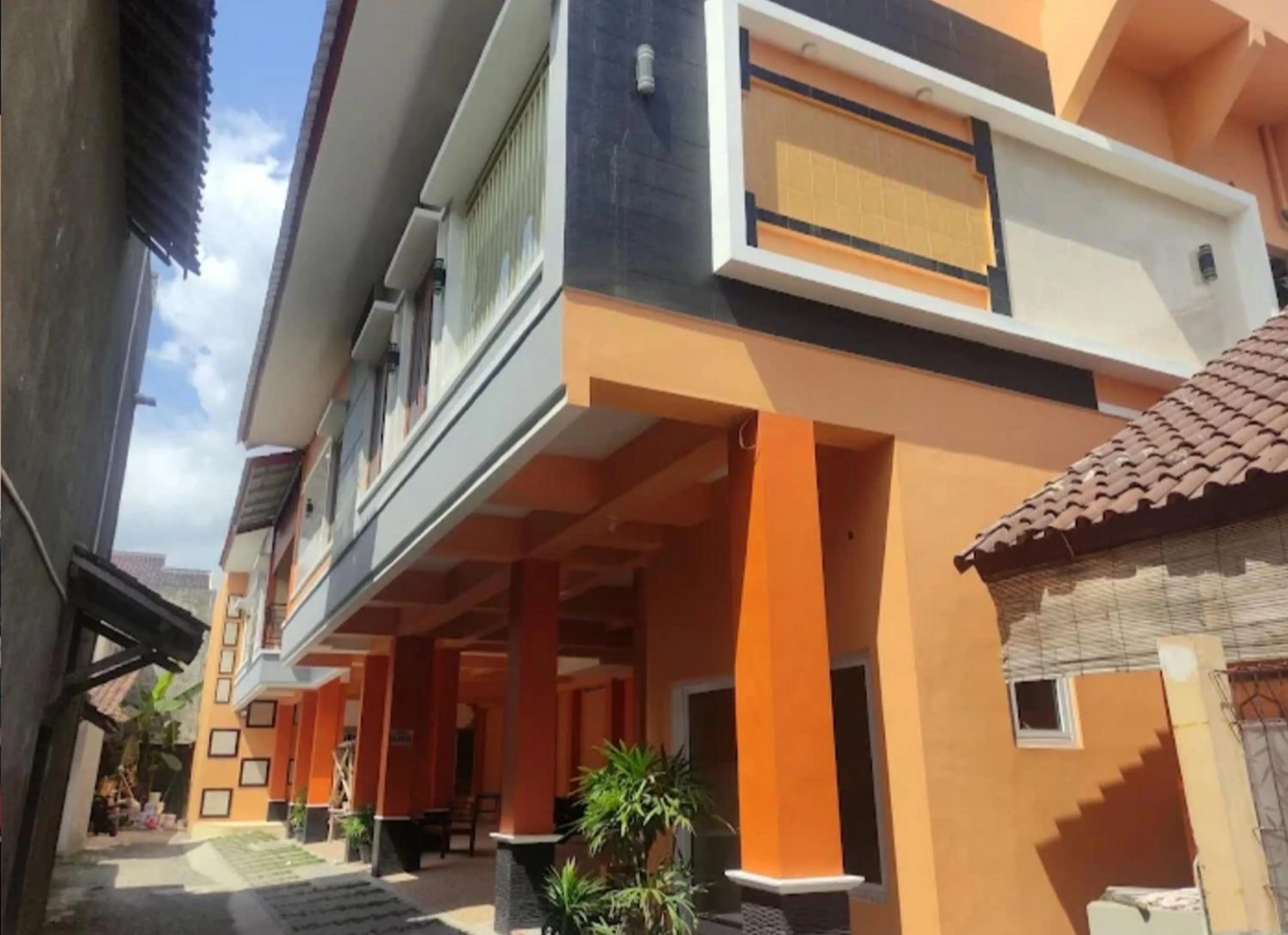 Property building in RedDoorz Syariah At Endrayanti Inn RSUD Yogyakarta