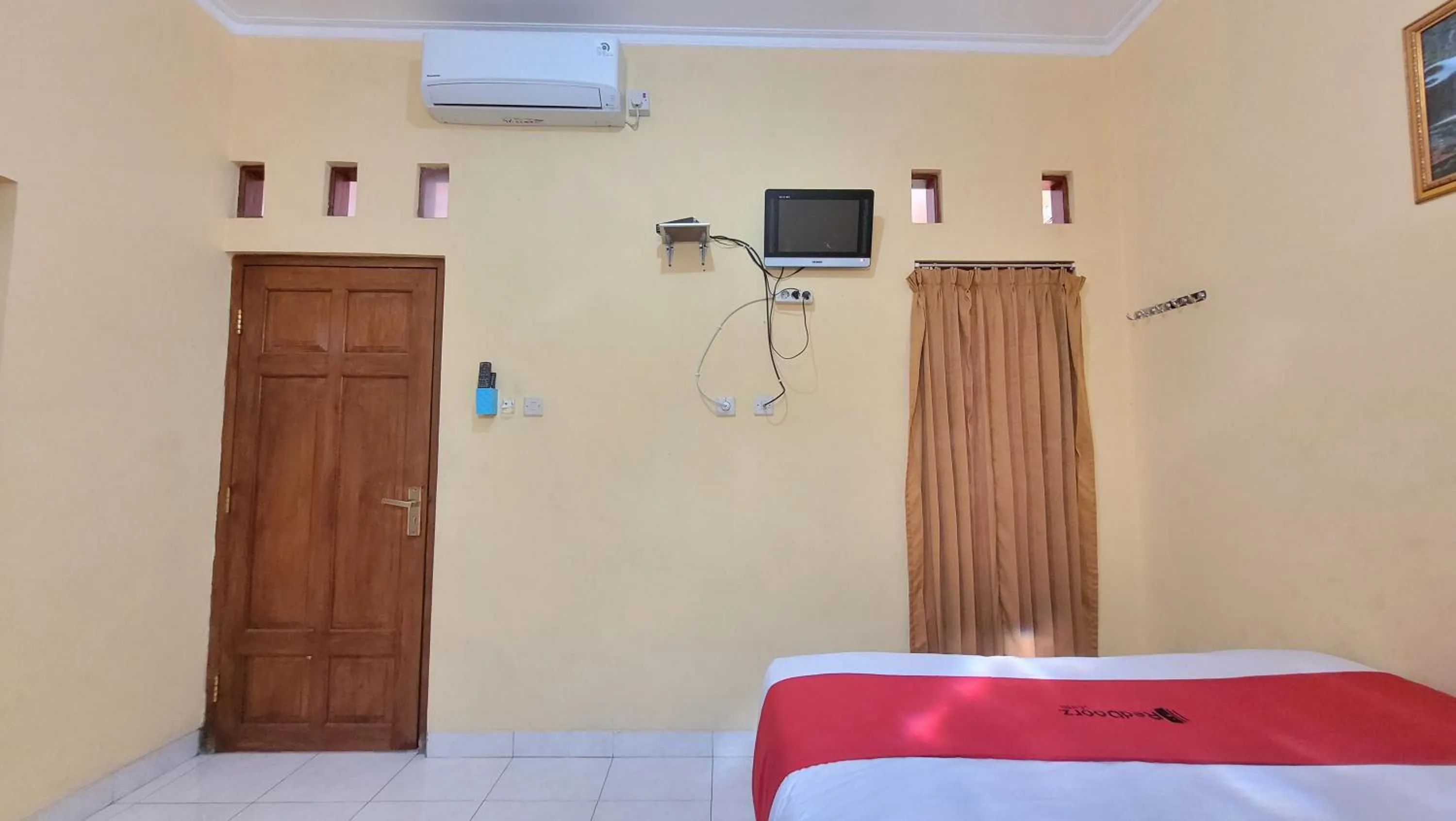 Bed in RedDoorz Syariah At Endrayanti Inn RSUD Yogyakarta