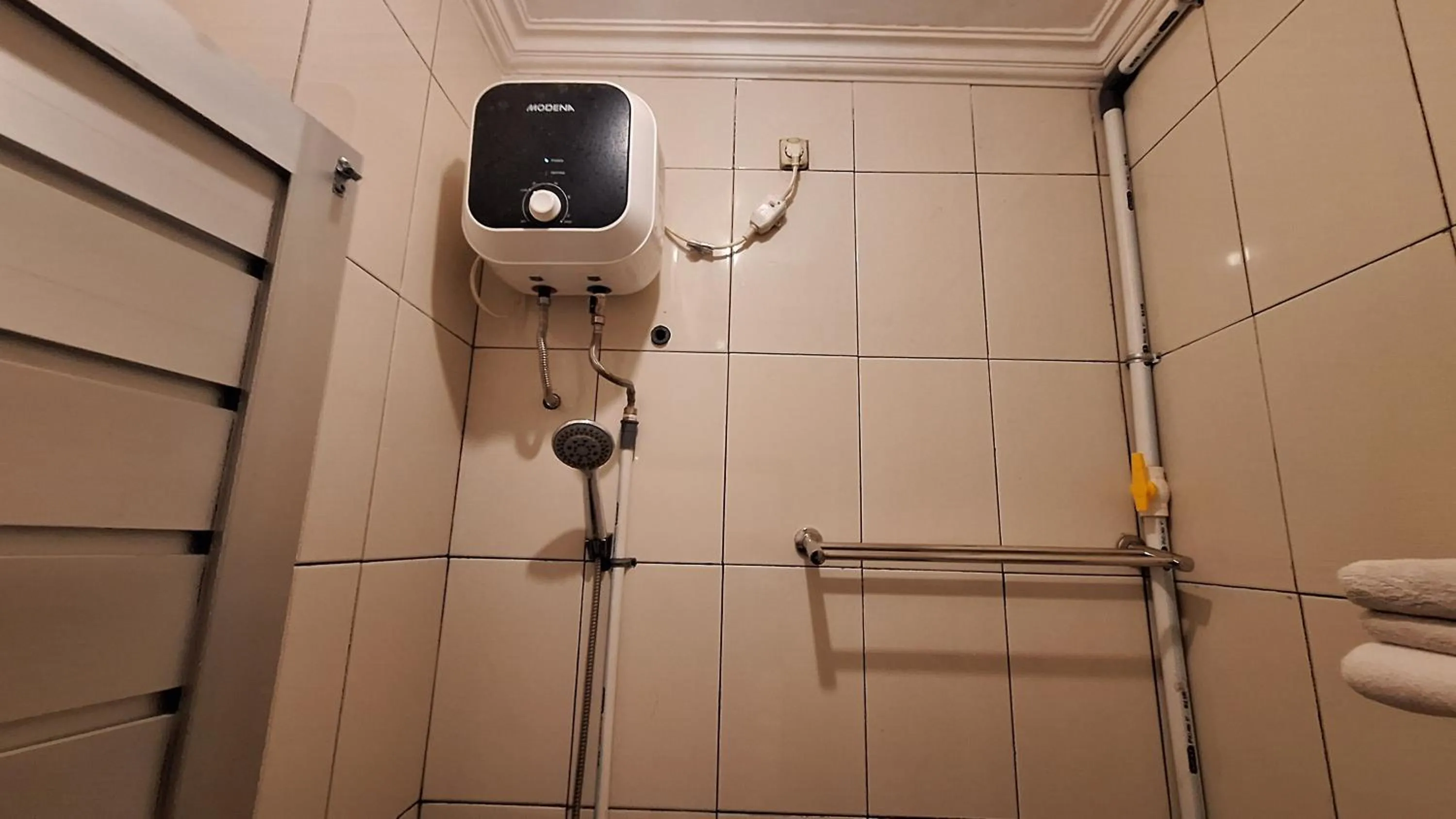 Shower in RedDoorz Syariah At Endrayanti Inn RSUD Yogyakarta