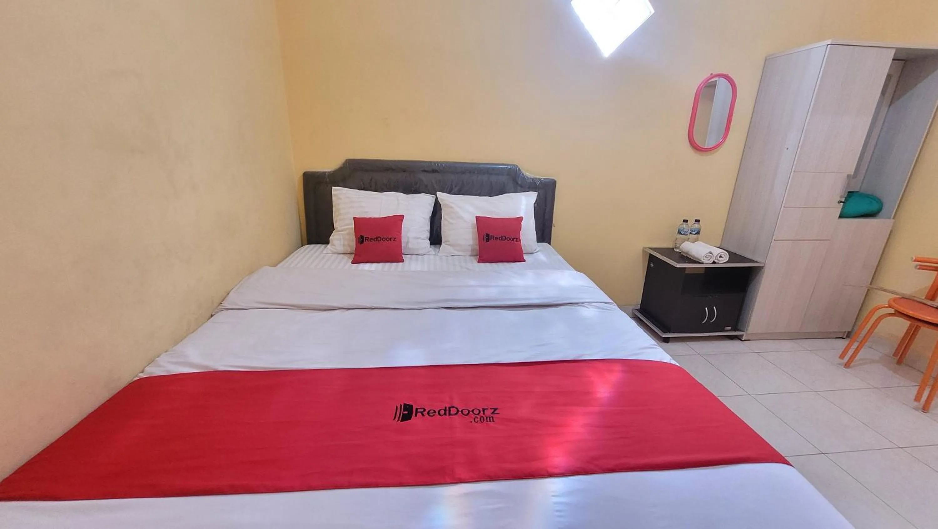 Bed in RedDoorz Syariah At Endrayanti Inn RSUD Yogyakarta