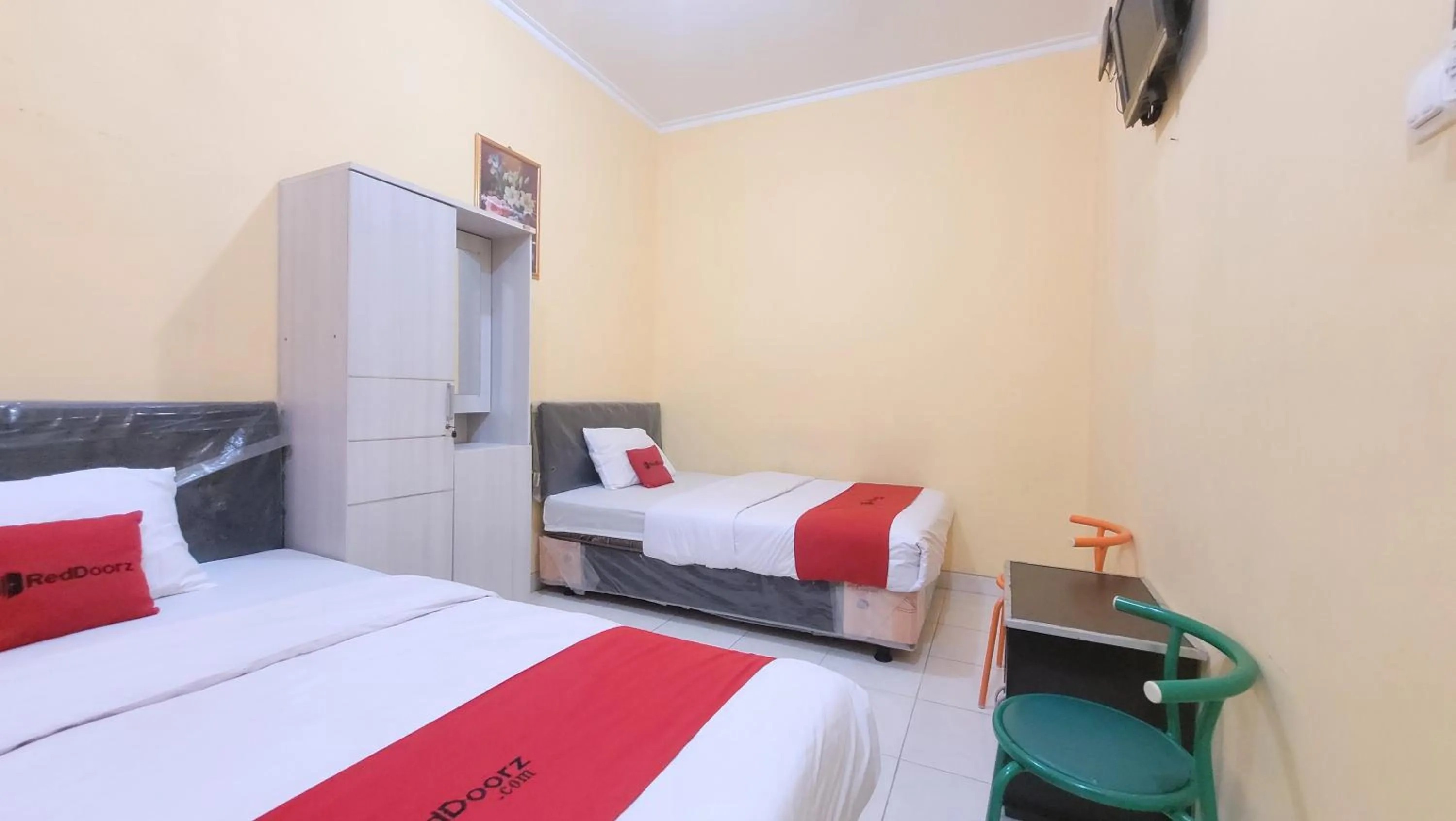 Bed in RedDoorz Syariah At Endrayanti Inn RSUD Yogyakarta