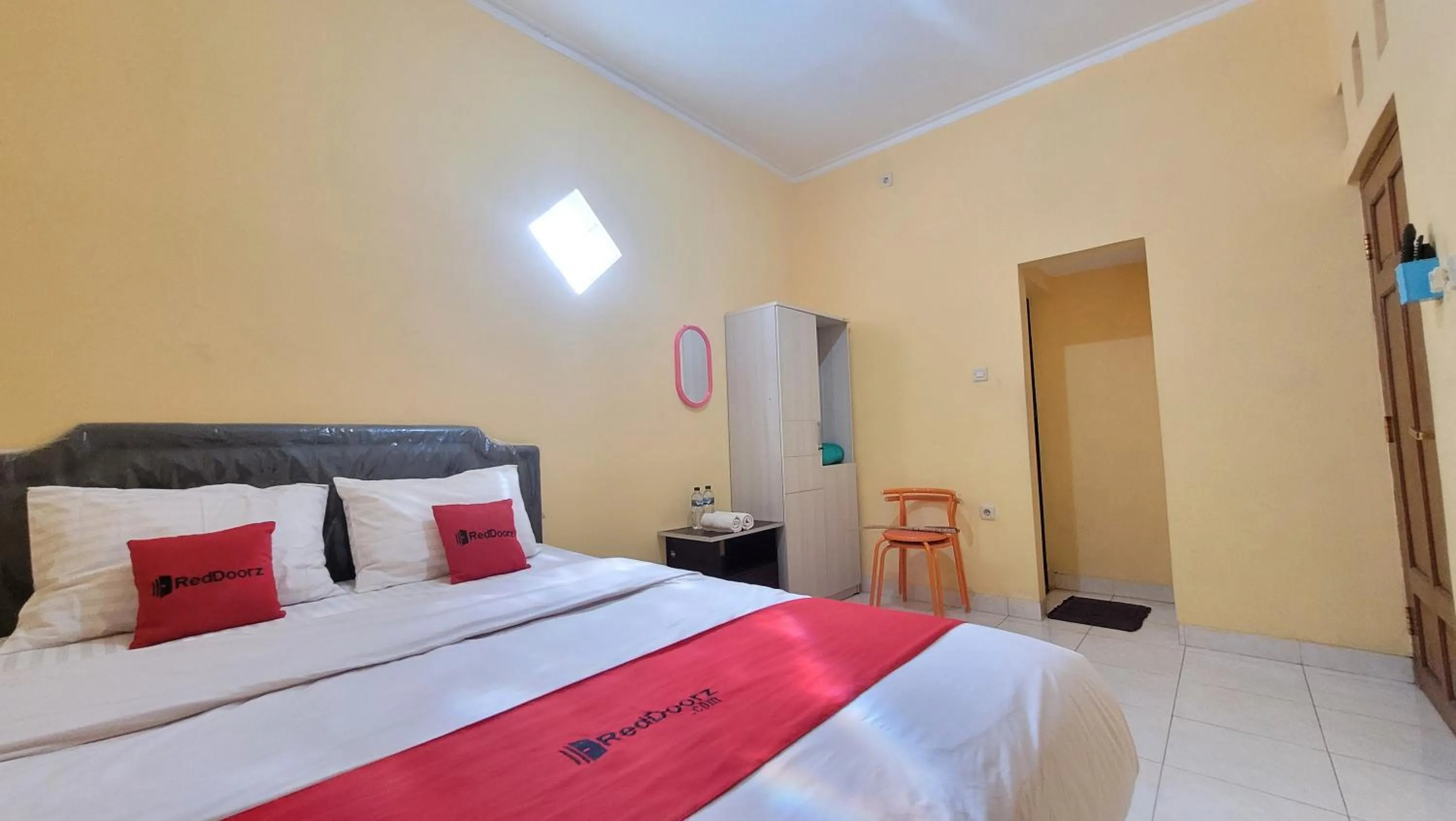 Bed in RedDoorz Syariah At Endrayanti Inn RSUD Yogyakarta