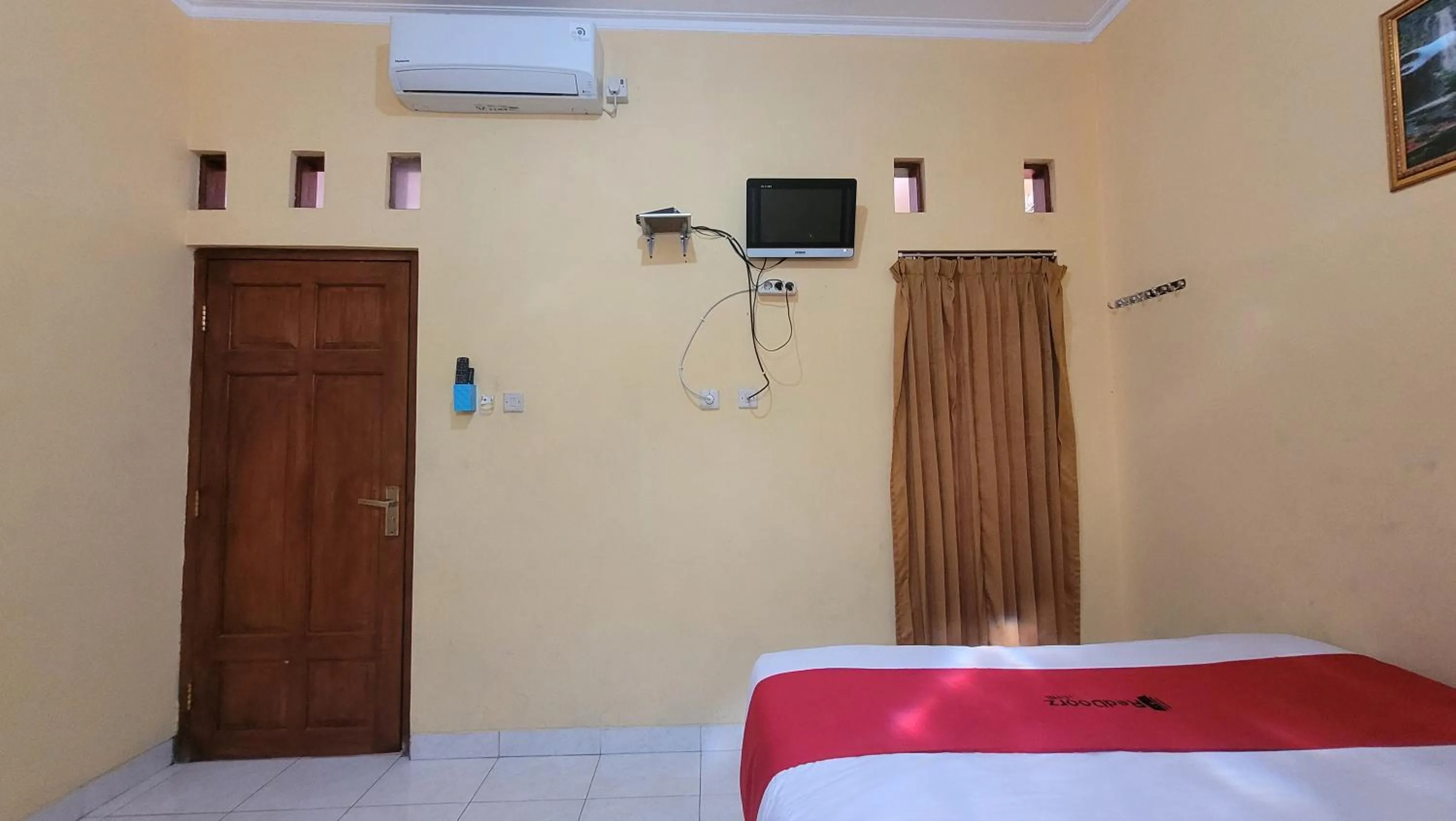 Bed in RedDoorz Syariah At Endrayanti Inn RSUD Yogyakarta