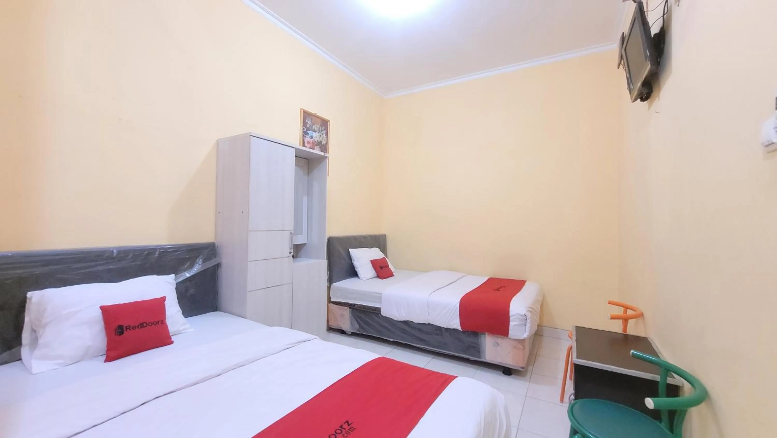 Bed in RedDoorz Syariah At Endrayanti Inn RSUD Yogyakarta