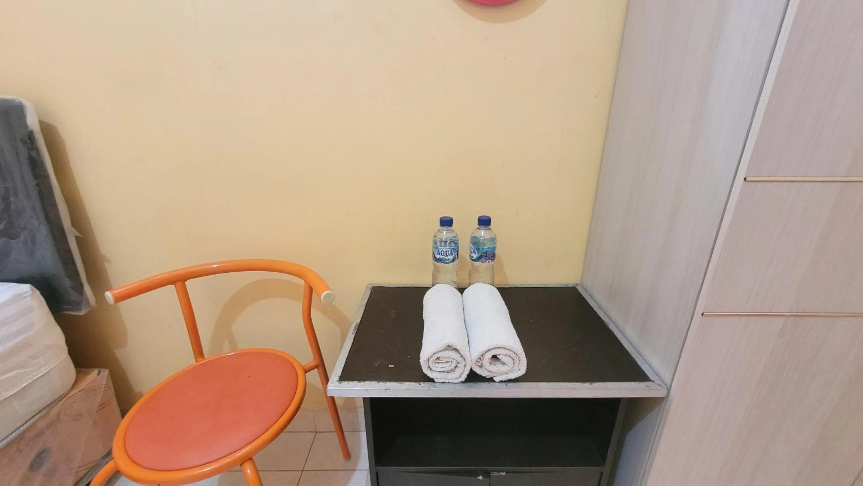 wardrobe in RedDoorz Syariah At Endrayanti Inn RSUD Yogyakarta