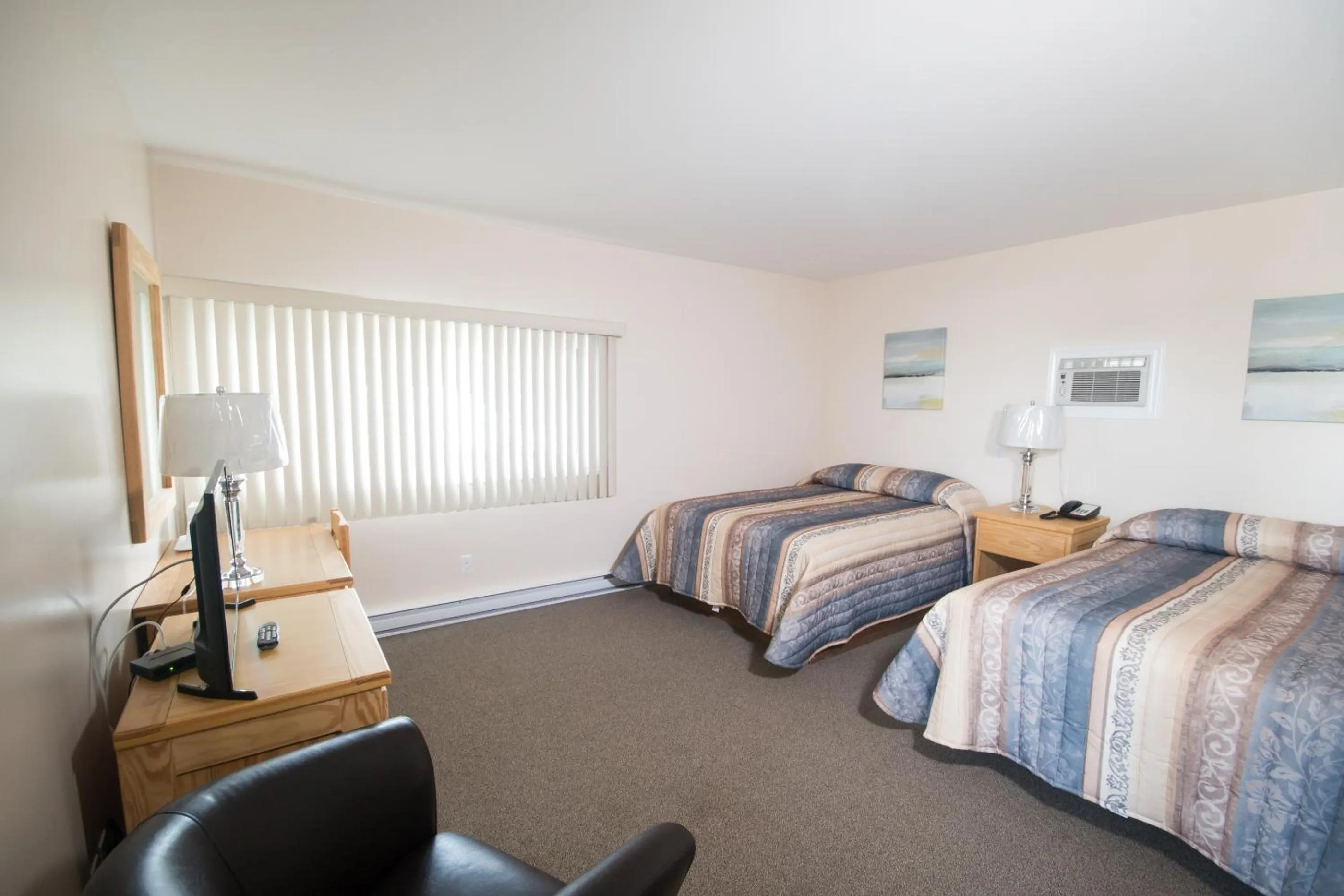 Bed in Trapper's Choice Inn & Restaurant