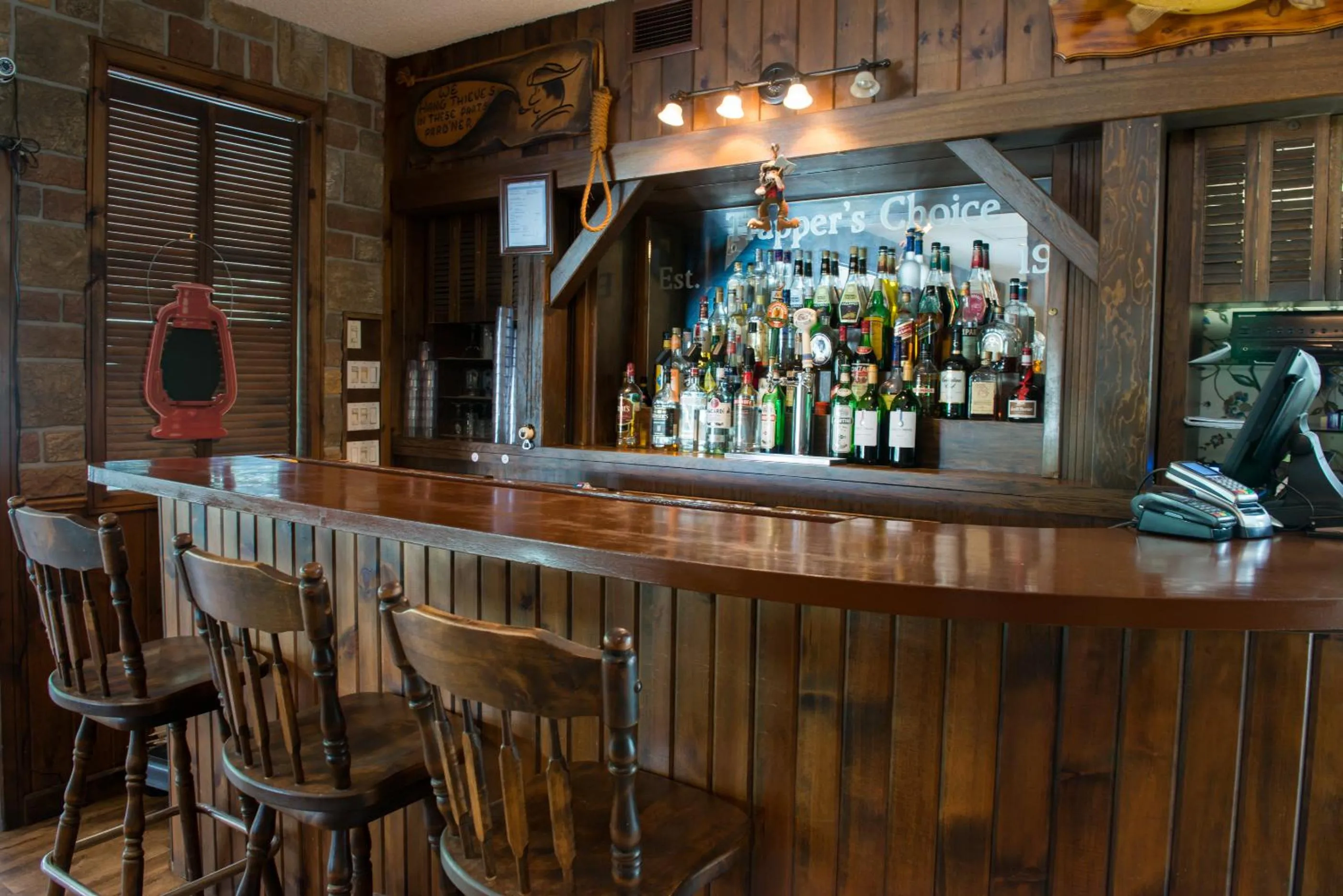 Lounge or bar in Trapper's Choice Inn & Restaurant