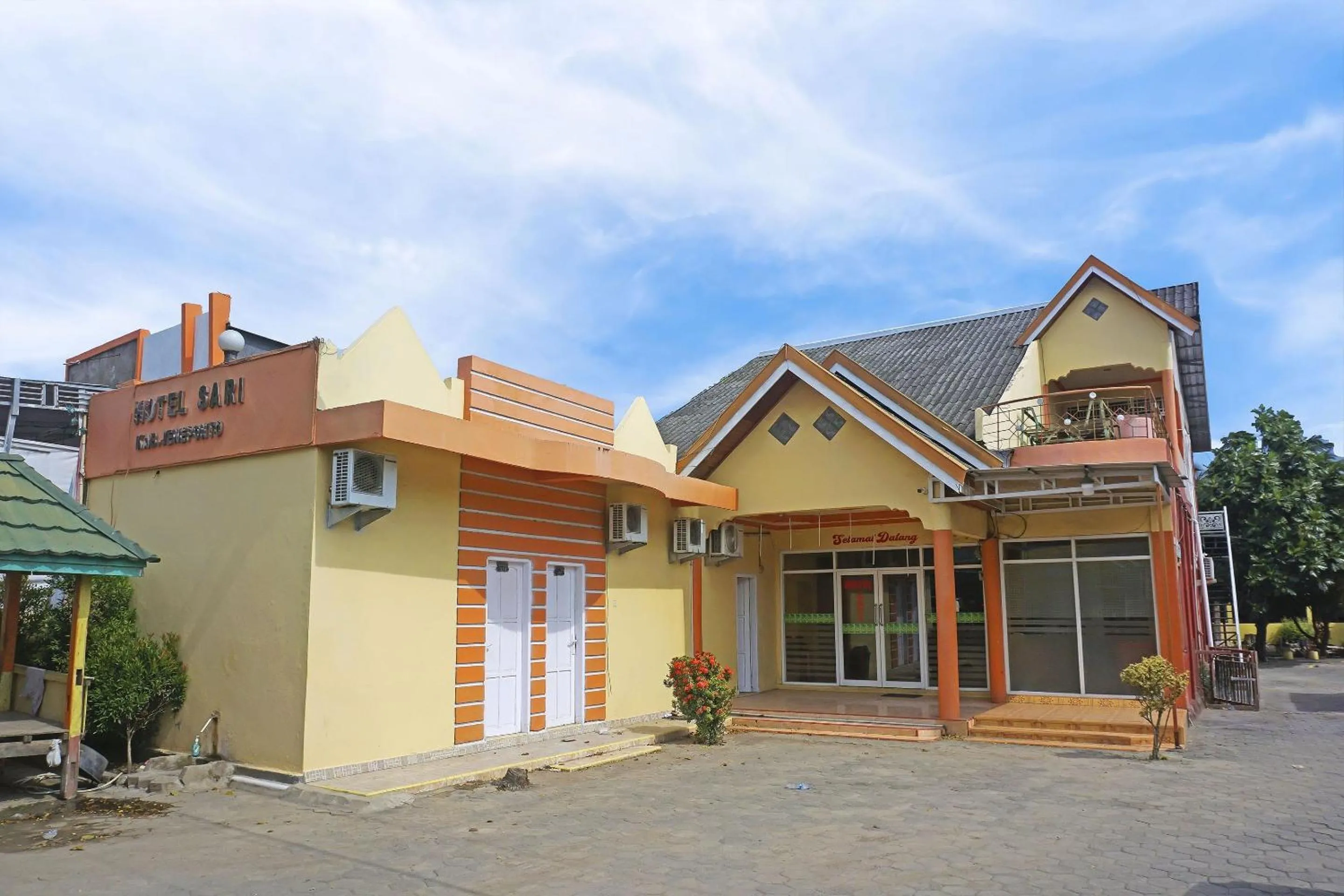 Facade/entrance in Hotel O Sari Jeneponto