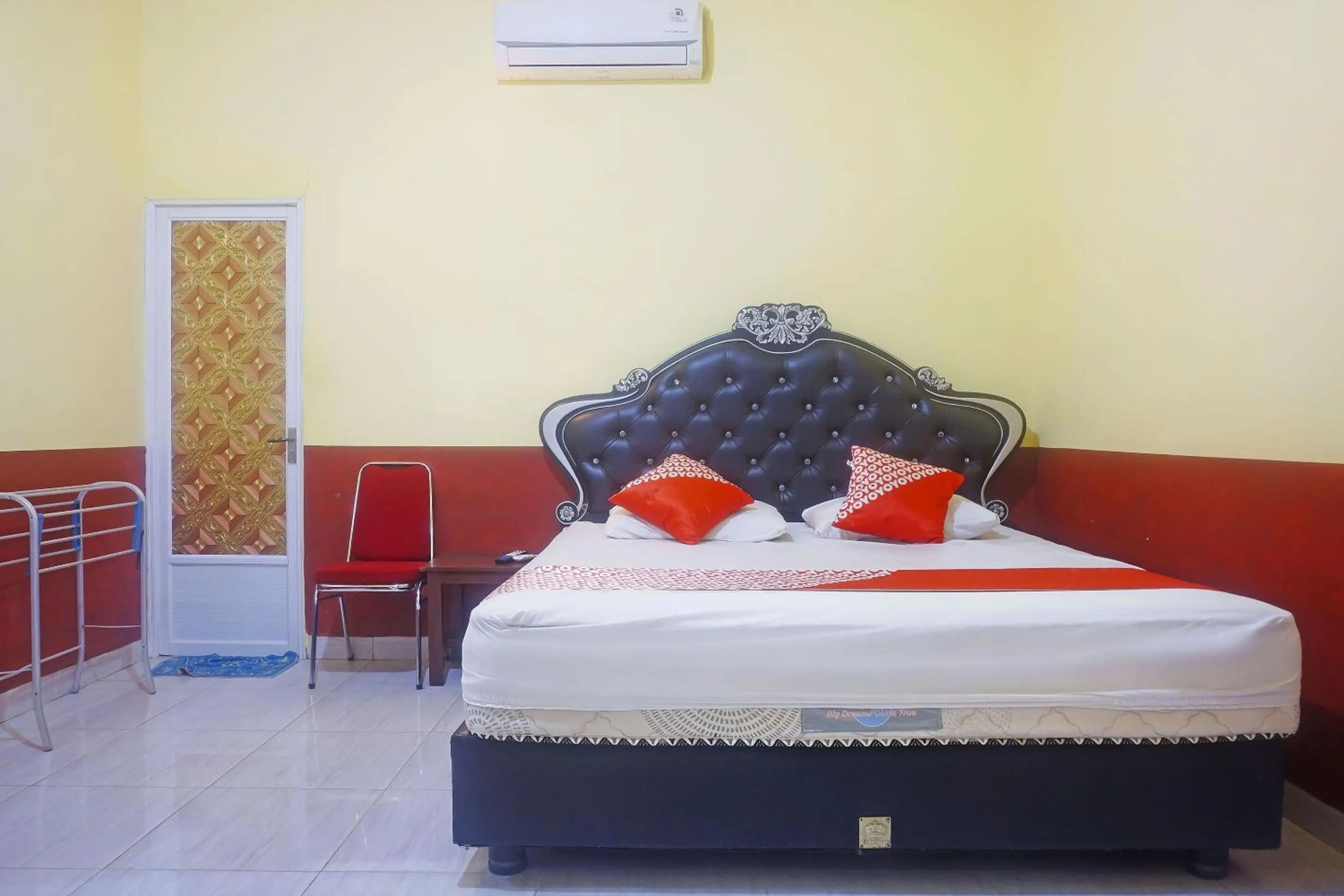 Bedroom, Bed in Hotel O Sari Jeneponto