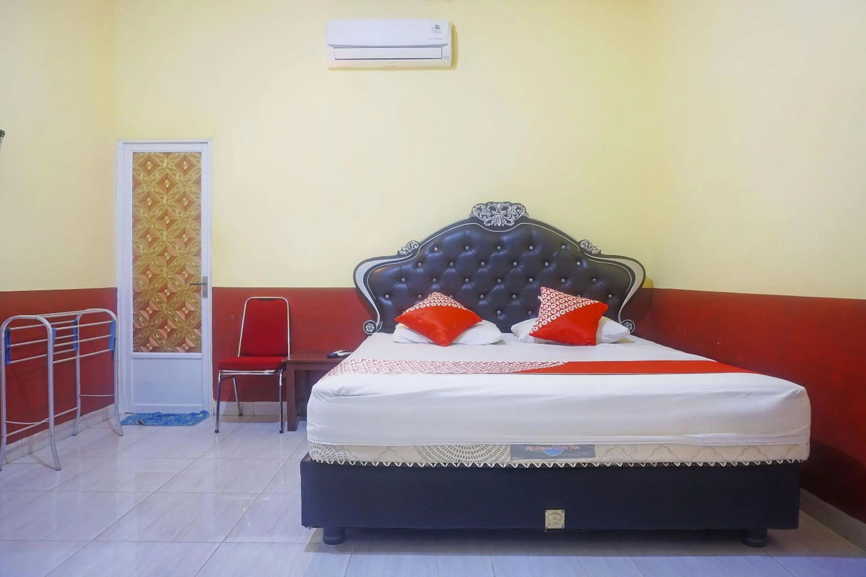 Bedroom, Bed in Hotel O Sari Jeneponto