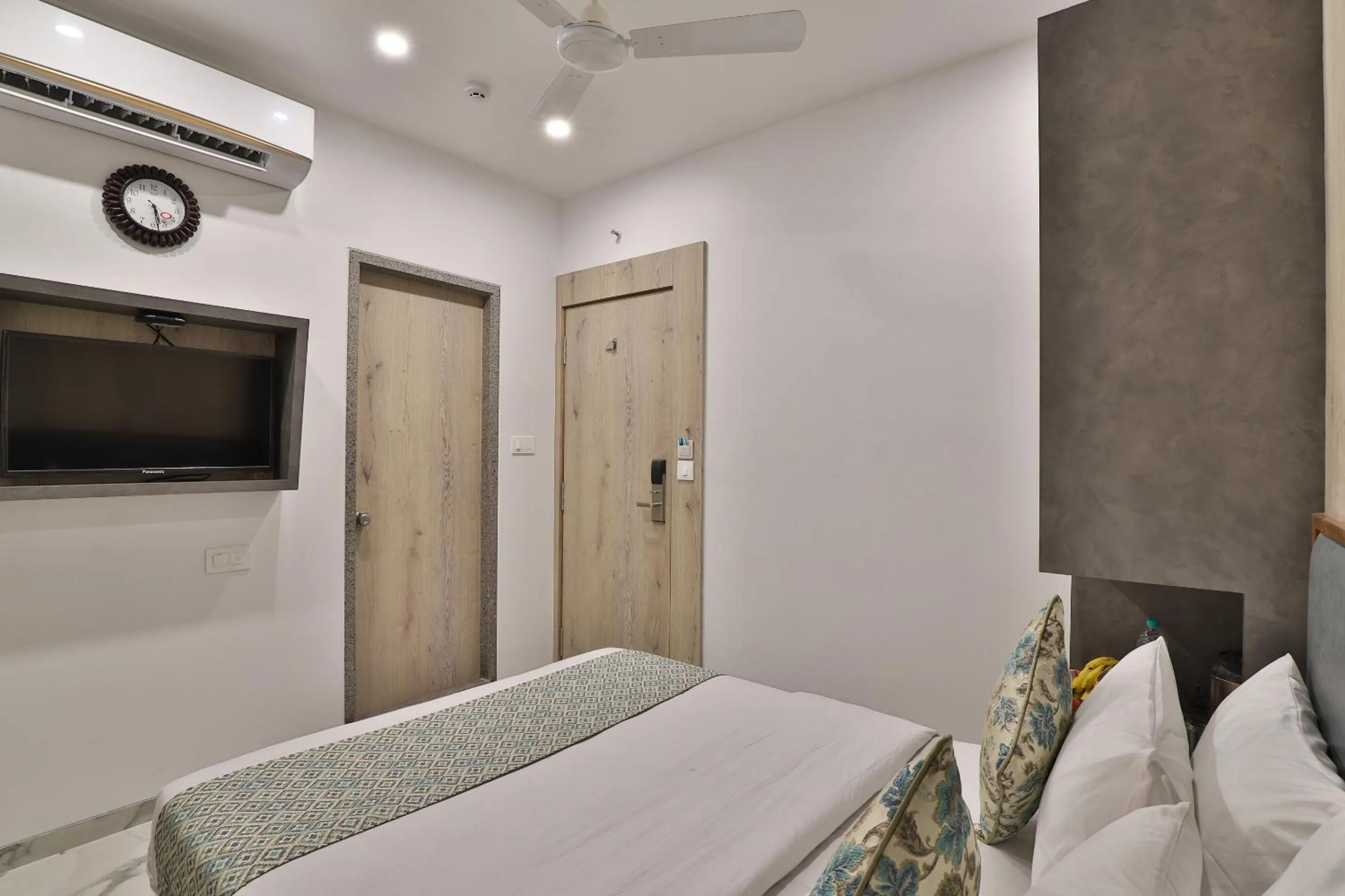 TV and multimedia, Bed in 7 Orbit Hotel, Surat