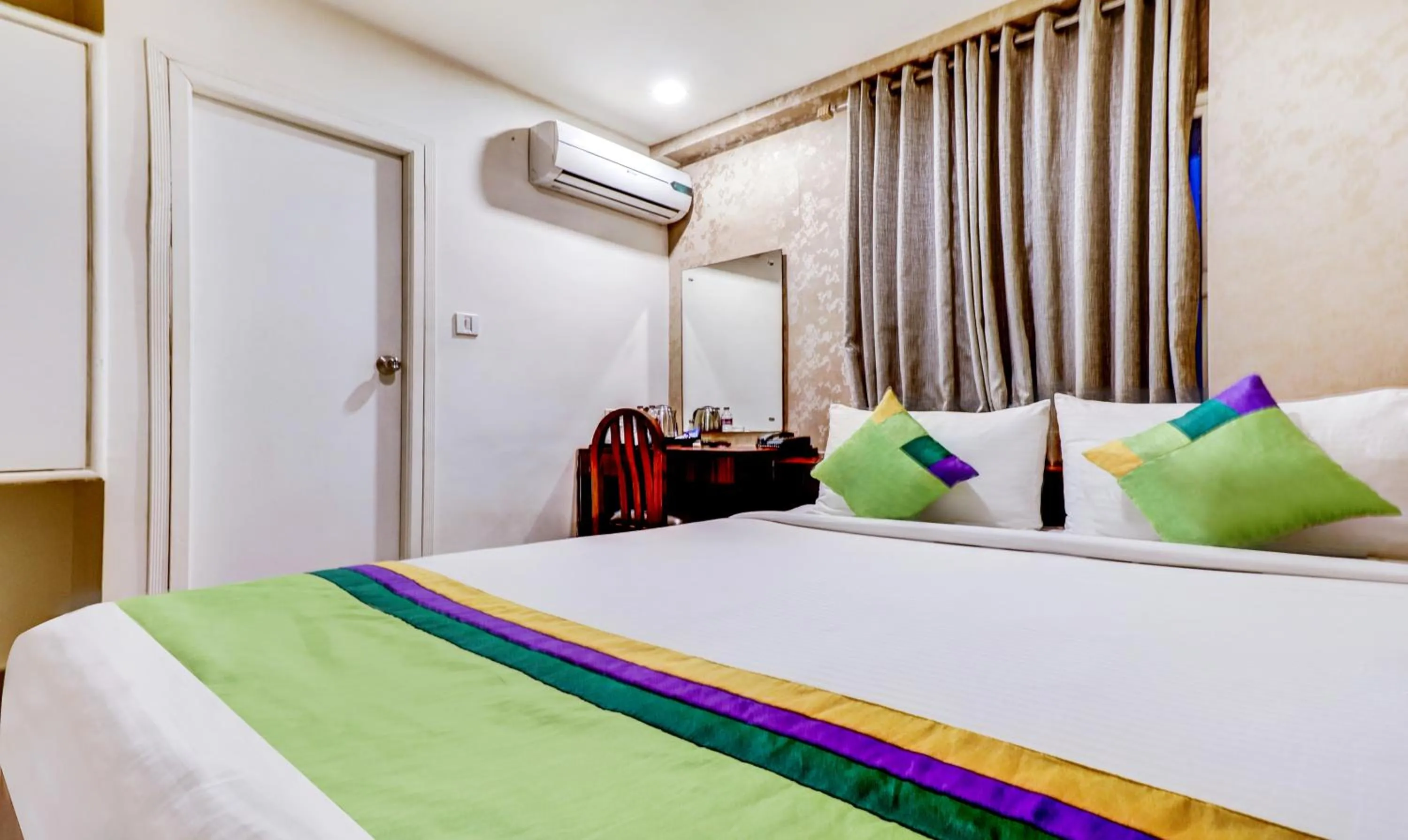 Photo of the whole room in Treebo Paul's Inn