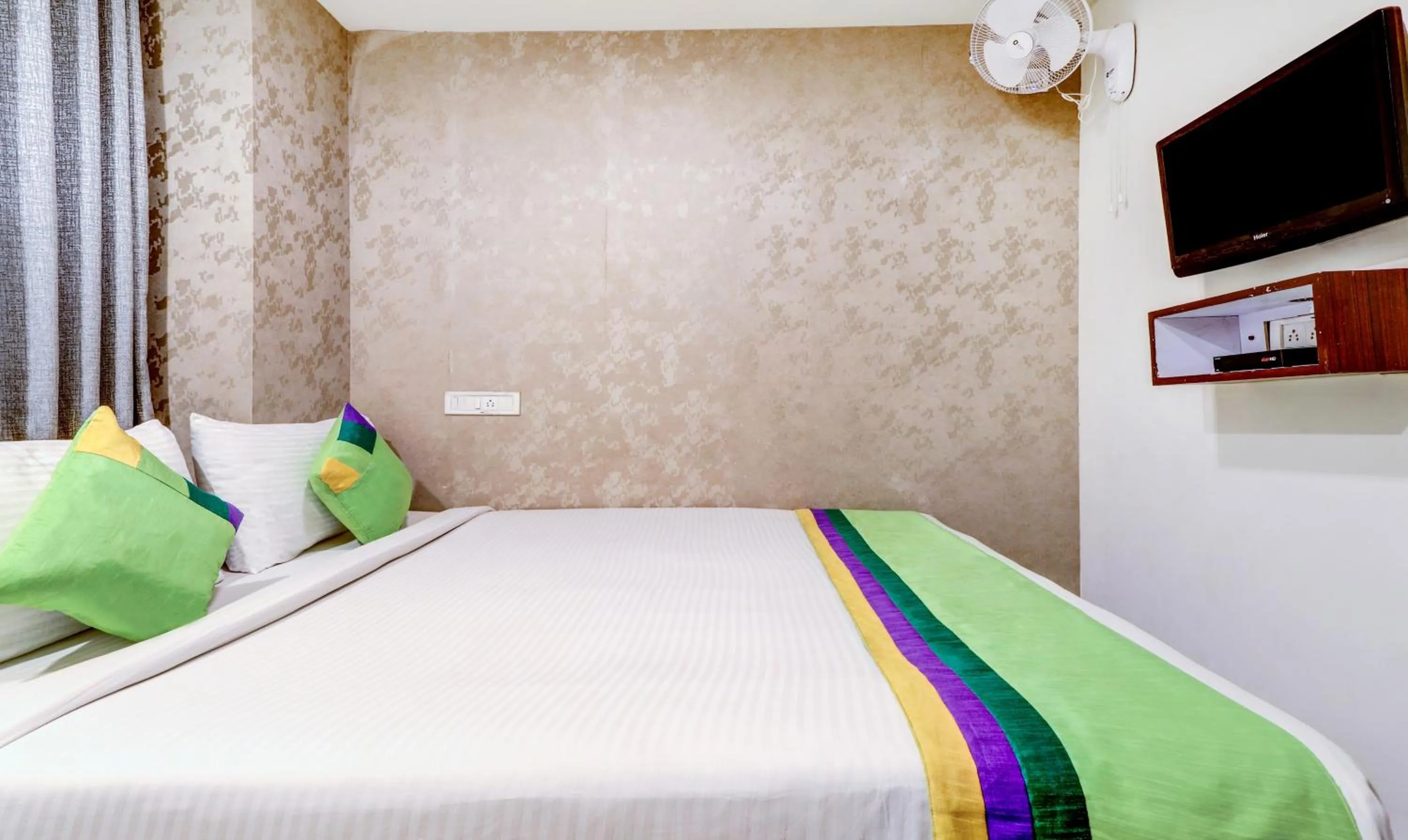 Photo of the whole room in Treebo Paul's Inn