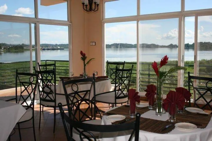 Restaurant/places to eat in Ryan's Bay Hotel