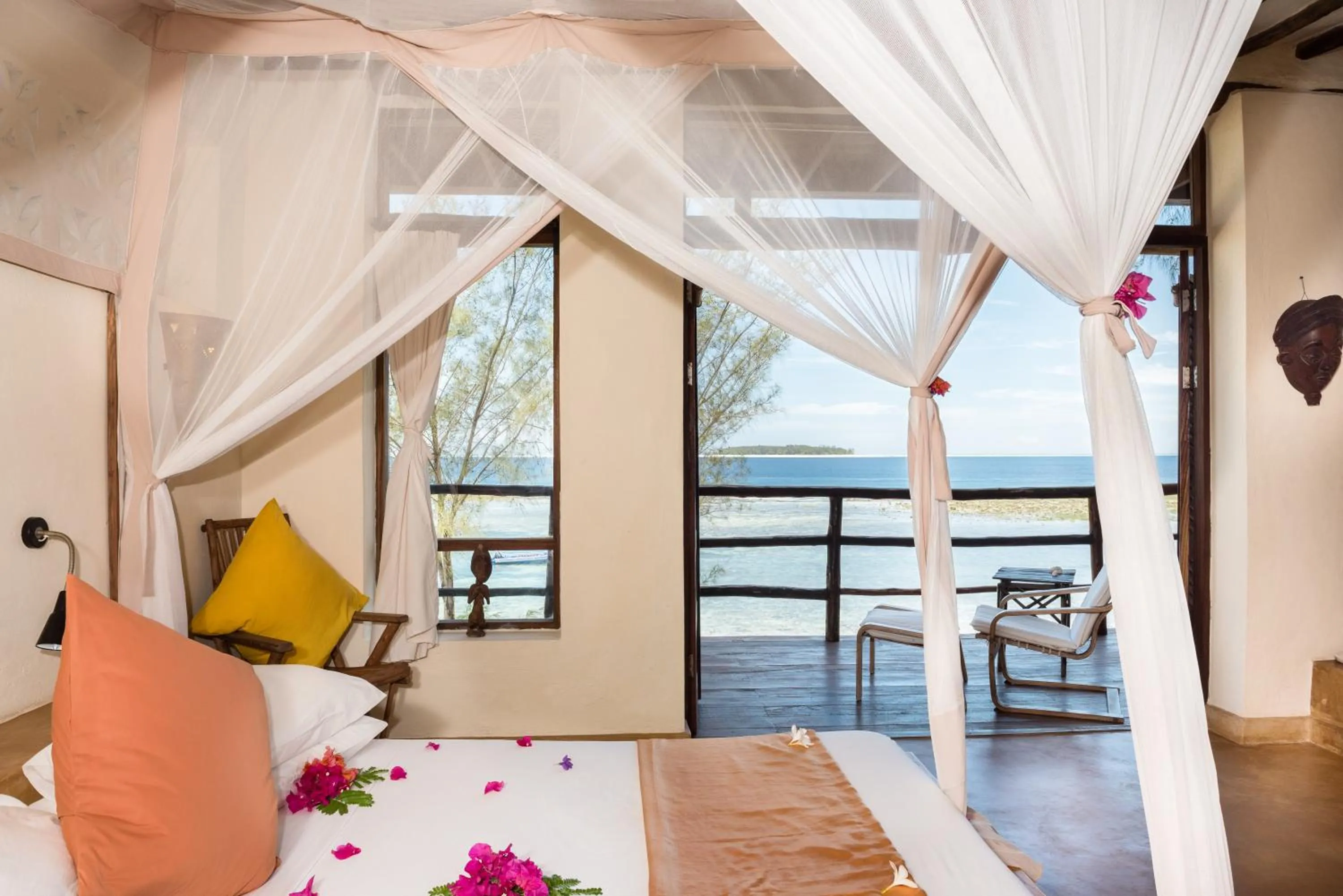 Bedroom, Bed in Sunshine Marine Lodge