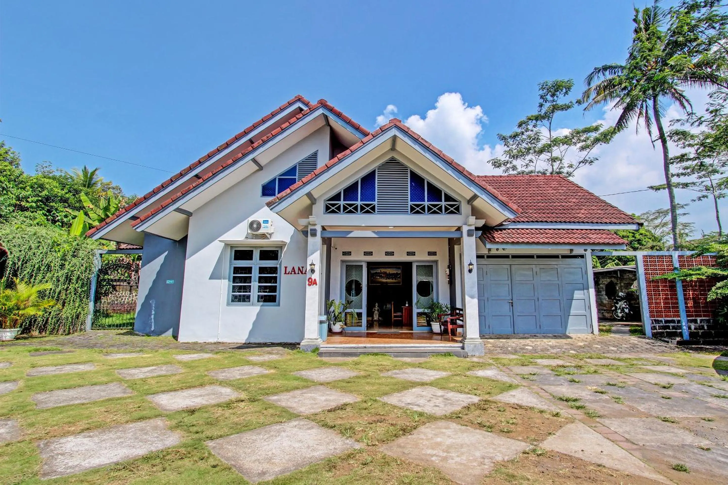 Facade/entrance in OYO Life 92686 Lanaya Guesthouse Syariah