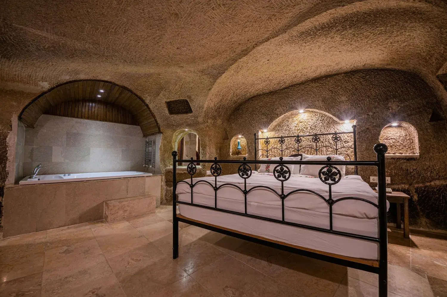 Deluxe Suite with Spa Bath in Konak Bezirhane Cave Otel Deluxe Suite with Spa Bath in Konak Bezirhane Cave Otel