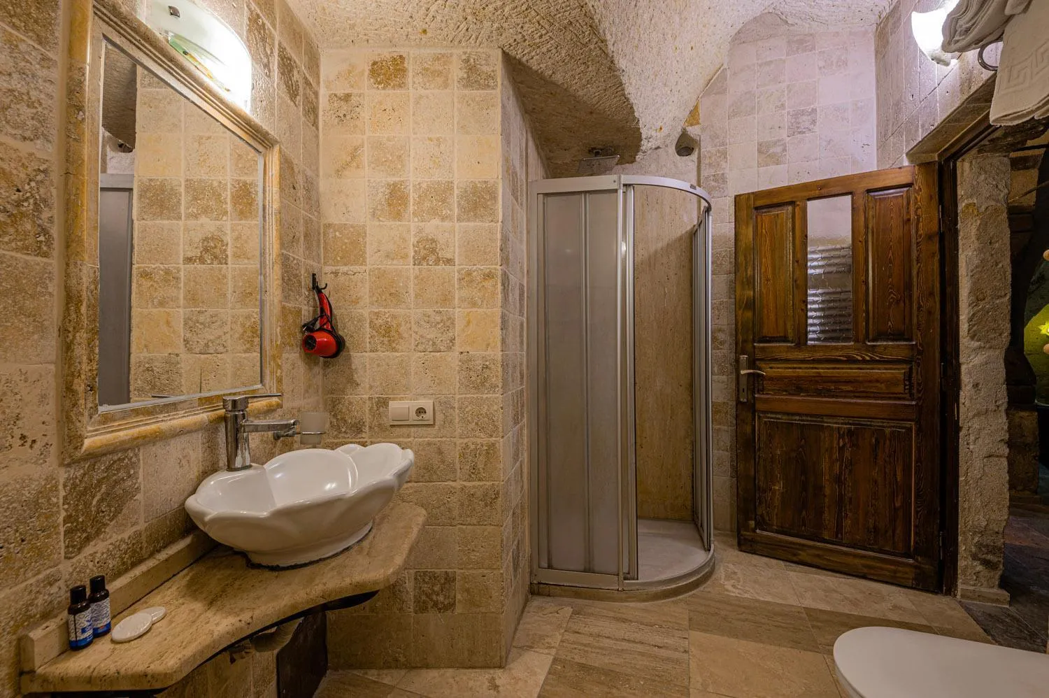 Shower in Konak Bezirhane Cave Otel