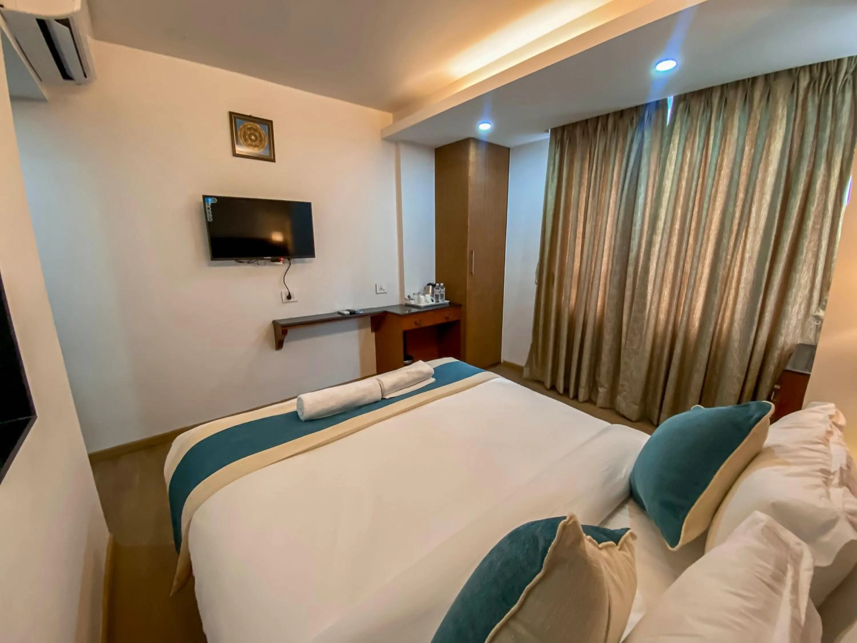 Communal lounge/ TV room, Bed in Hotel Tradition and Spa