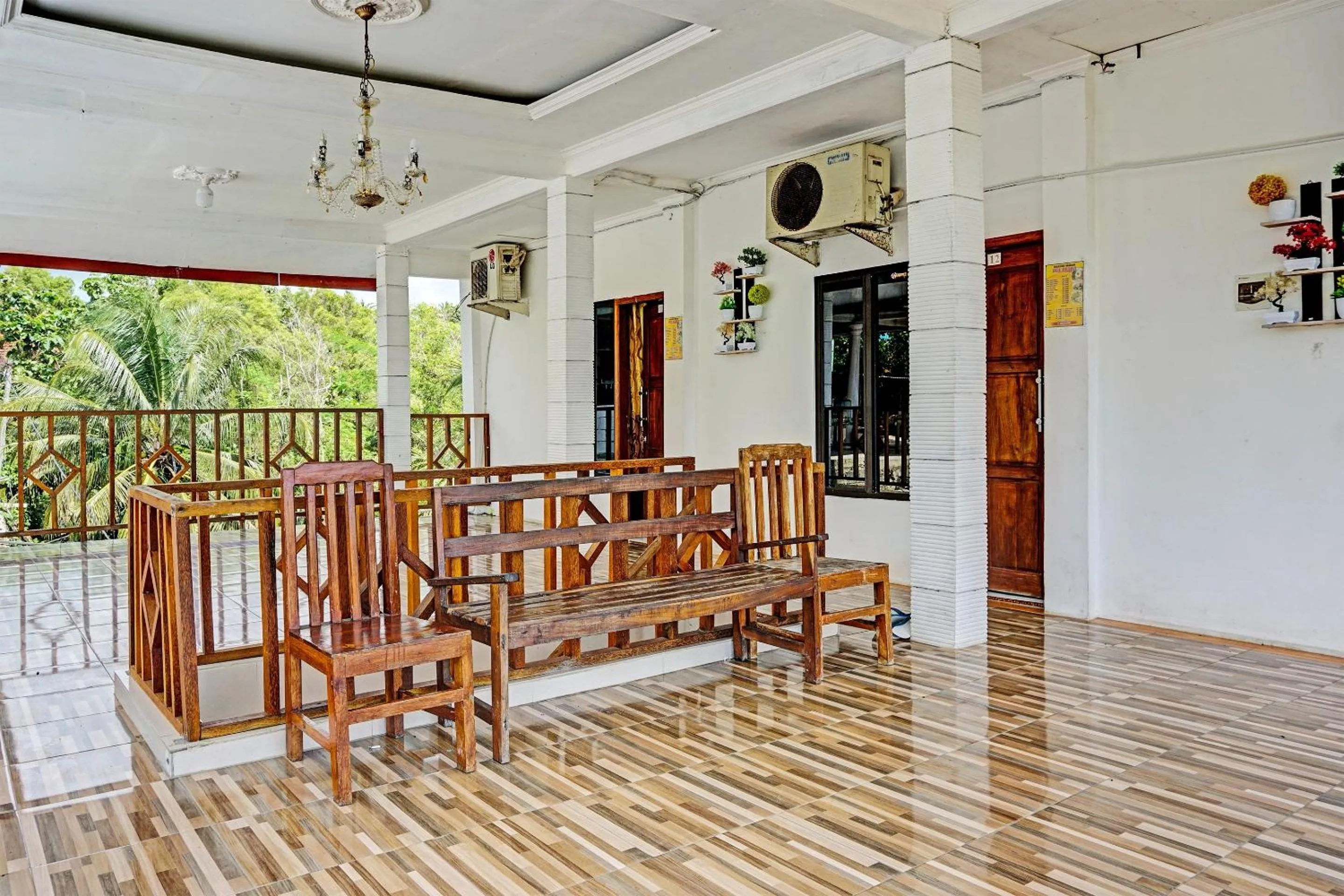 Lobby or reception in OYO Life 92021 Dua Putra Homestay Klayar