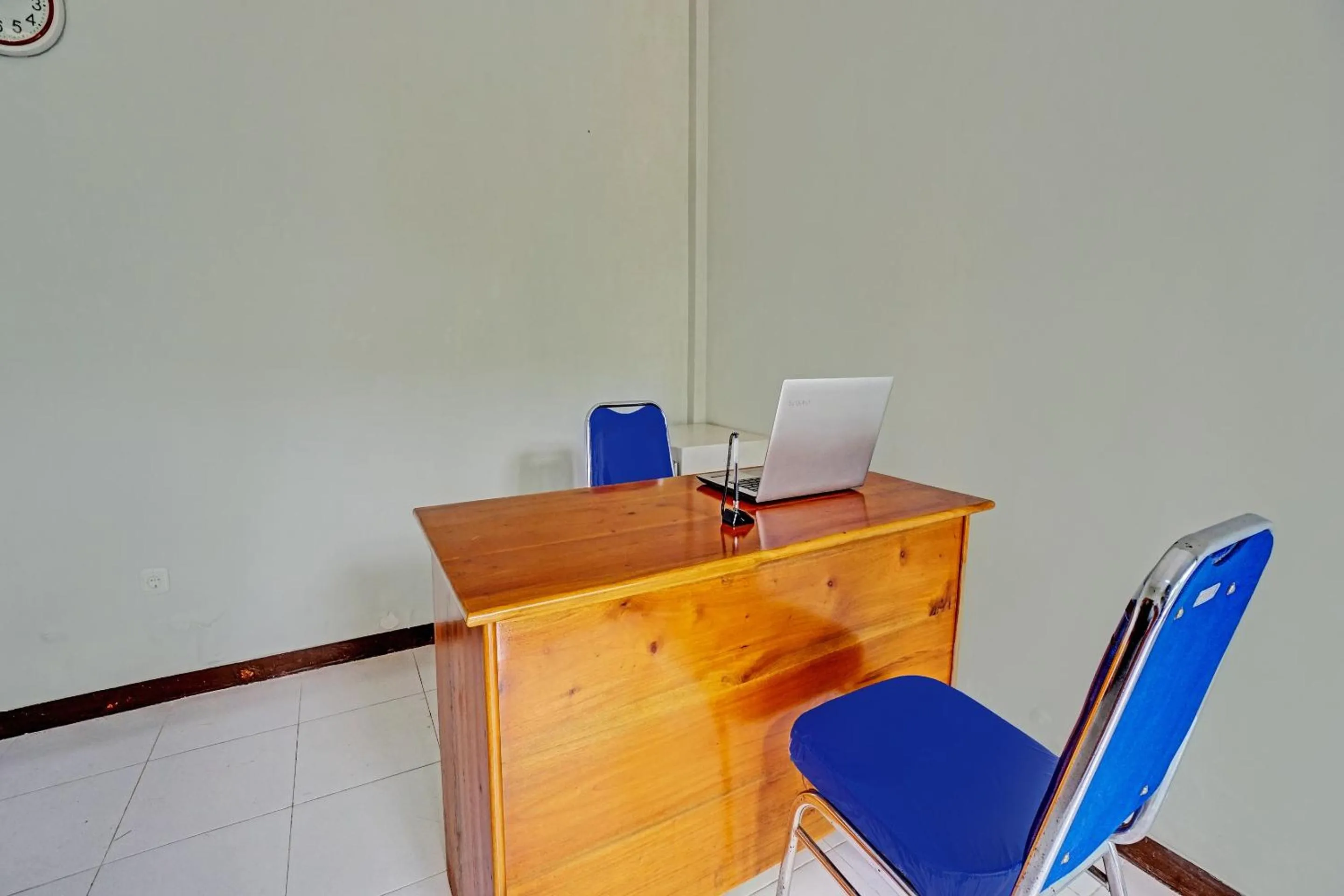 Lobby or reception in OYO Life 92021 Dua Putra Homestay Klayar