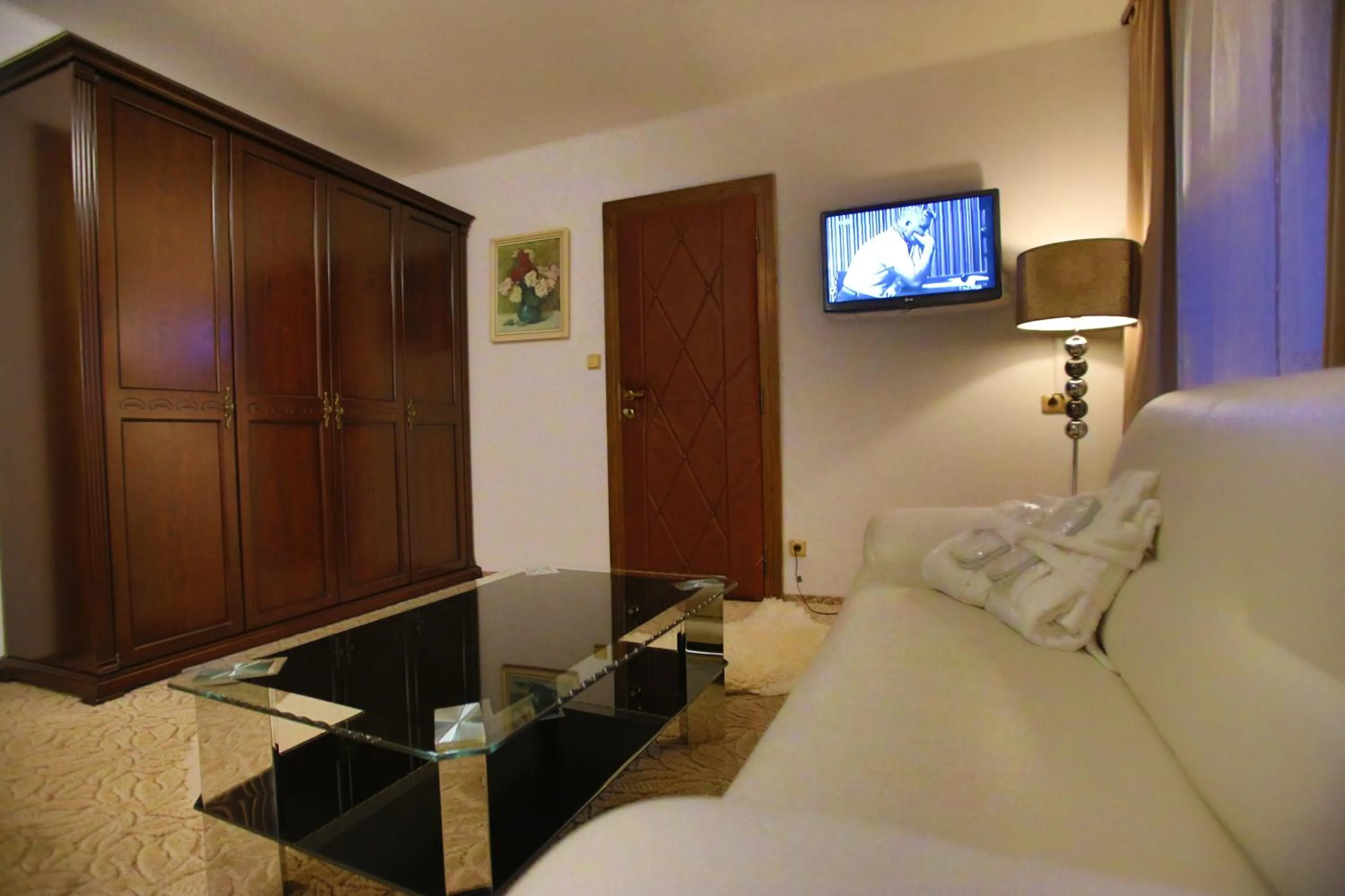 Communal lounge/ TV room, Bed in Hotel Jelinek