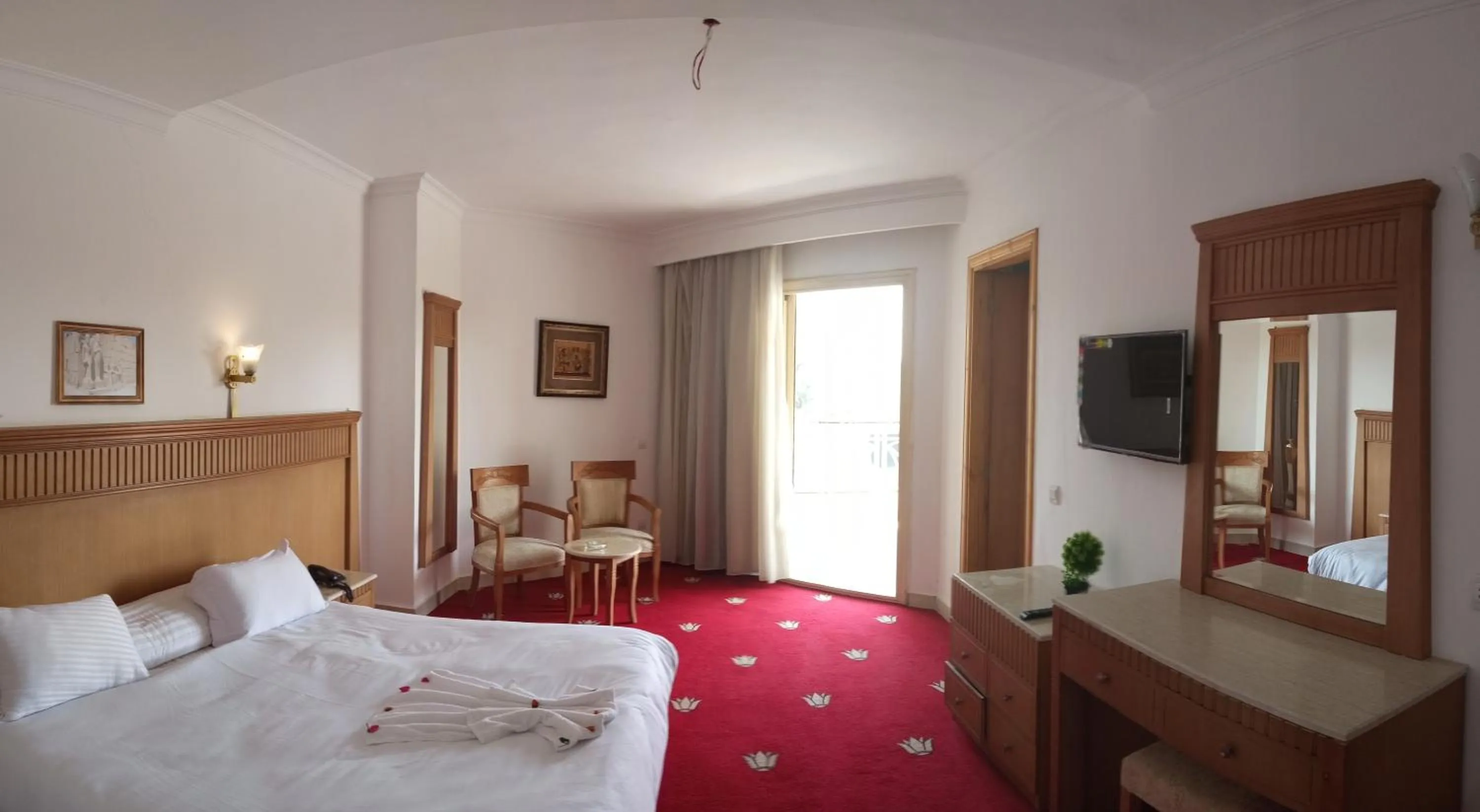 Photo of the whole room, Bed in Regency Pyramids Hotel