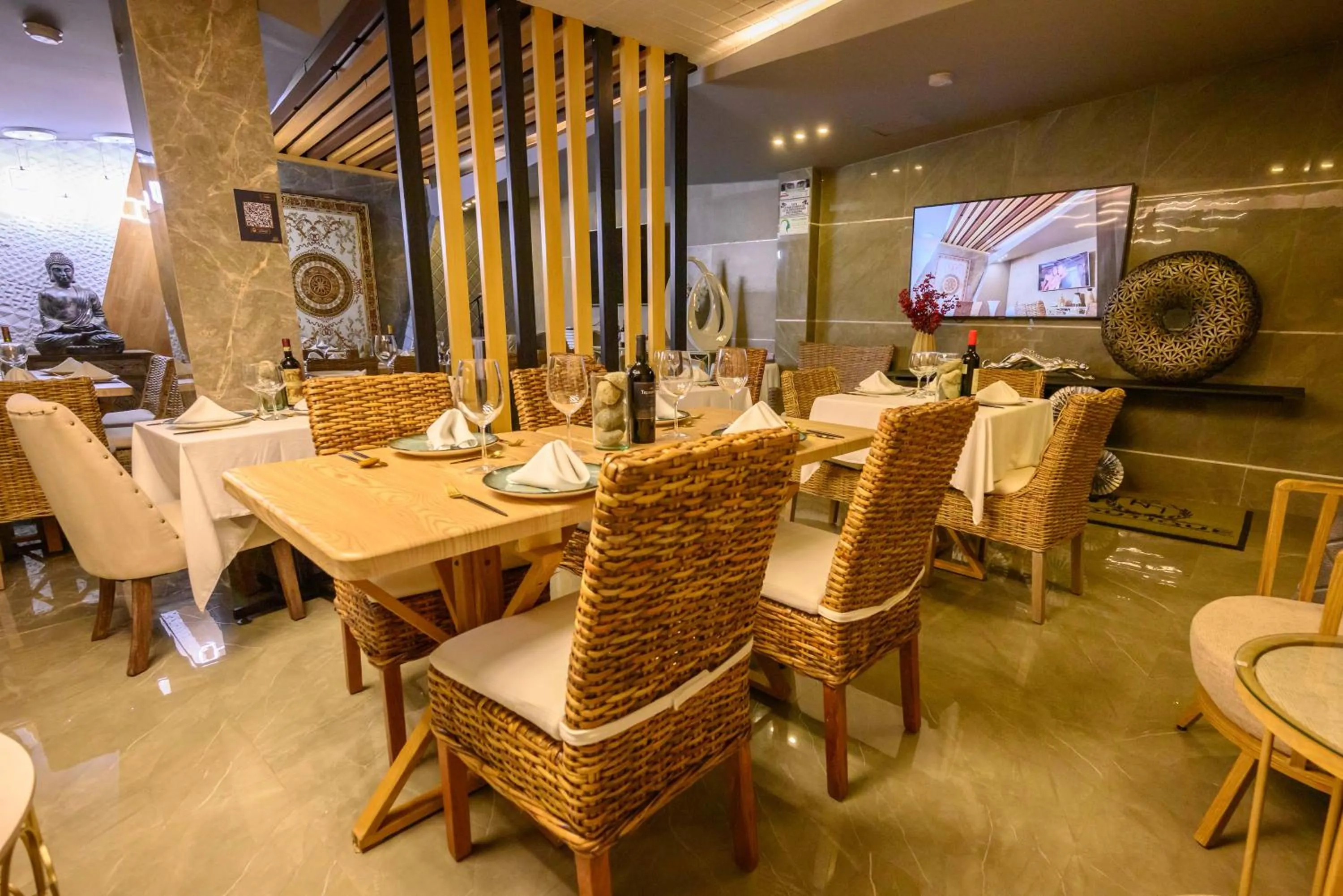 Restaurant/places to eat in KH Hotel Boutique