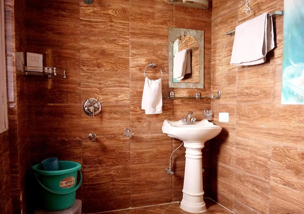 Bathroom in Hotel Sanawar View