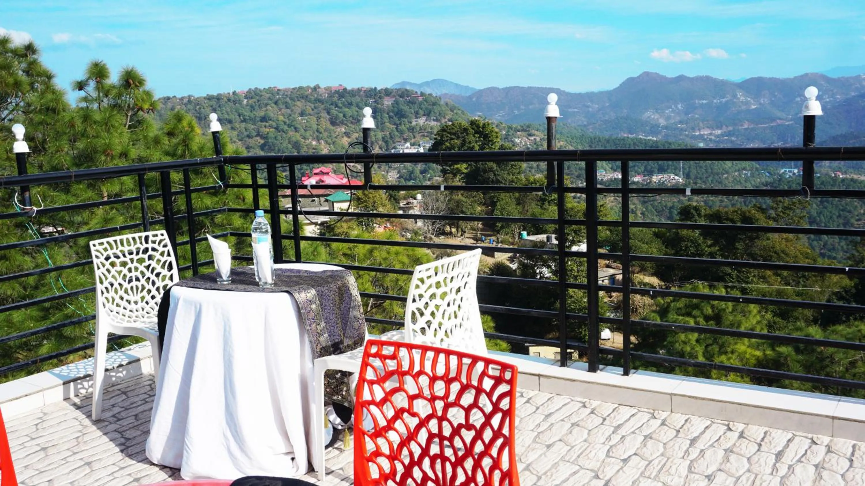 Seating area in Hotel Sanawar View