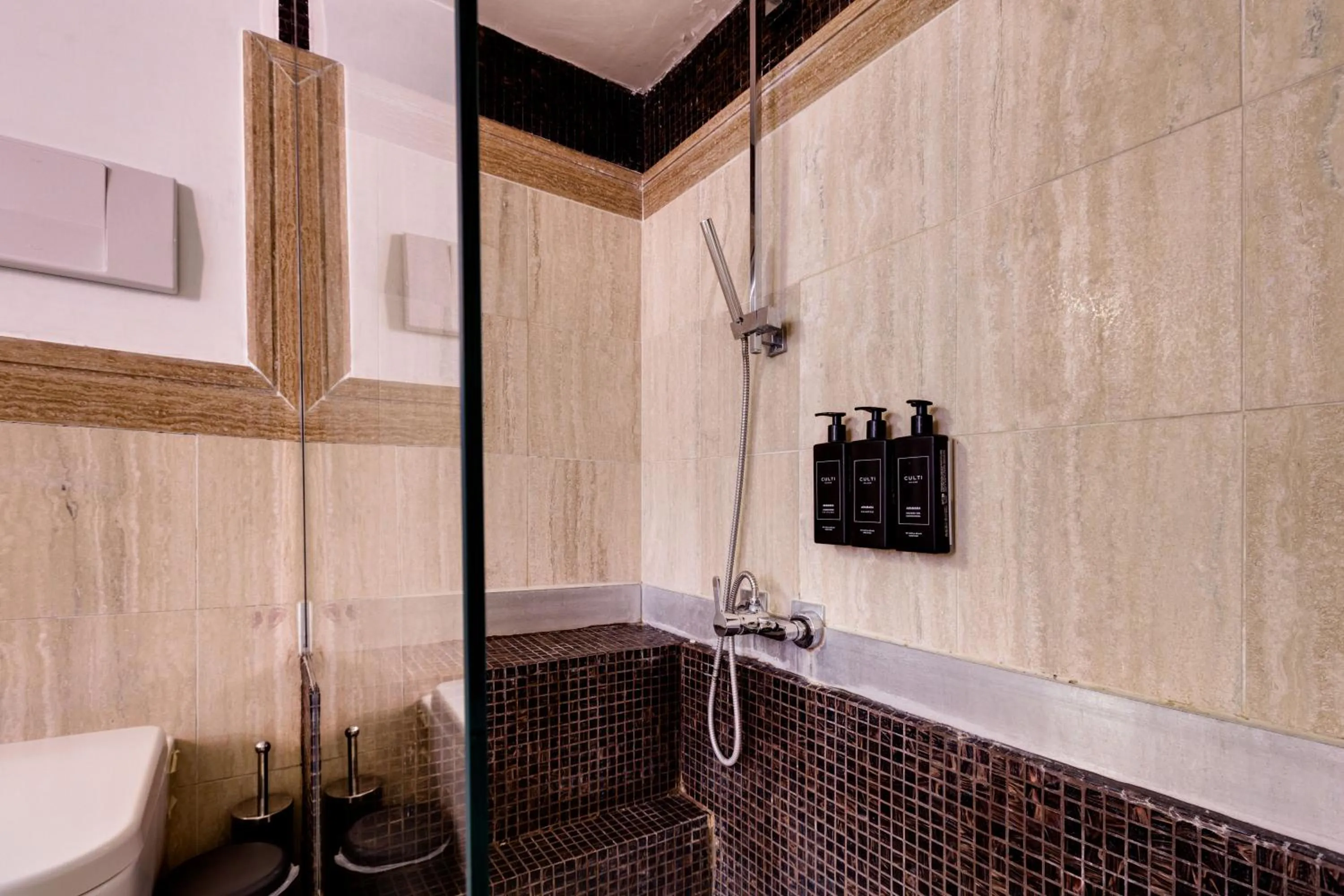 Shower in V Collection Piazza Farnese Luxury Suites