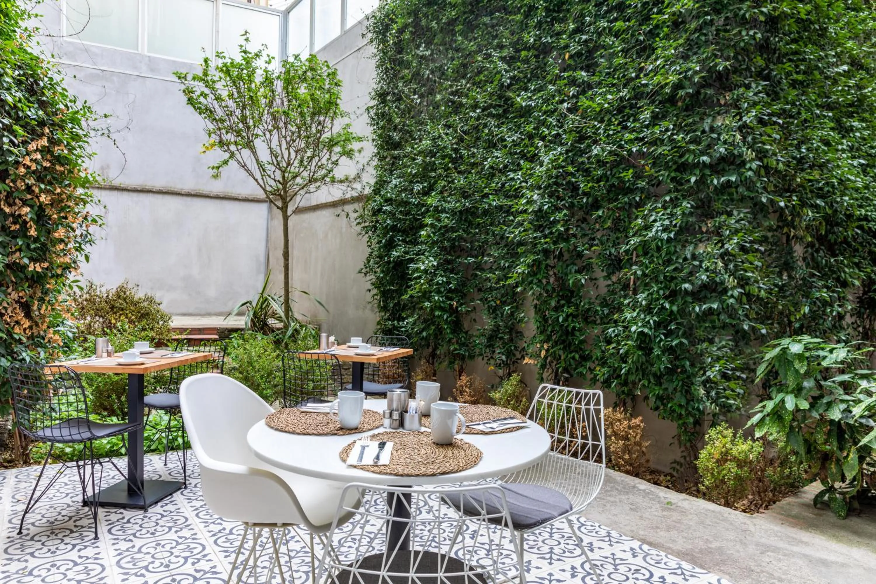 Restaurant/places to eat in Green Parrot Hotel Istanbul