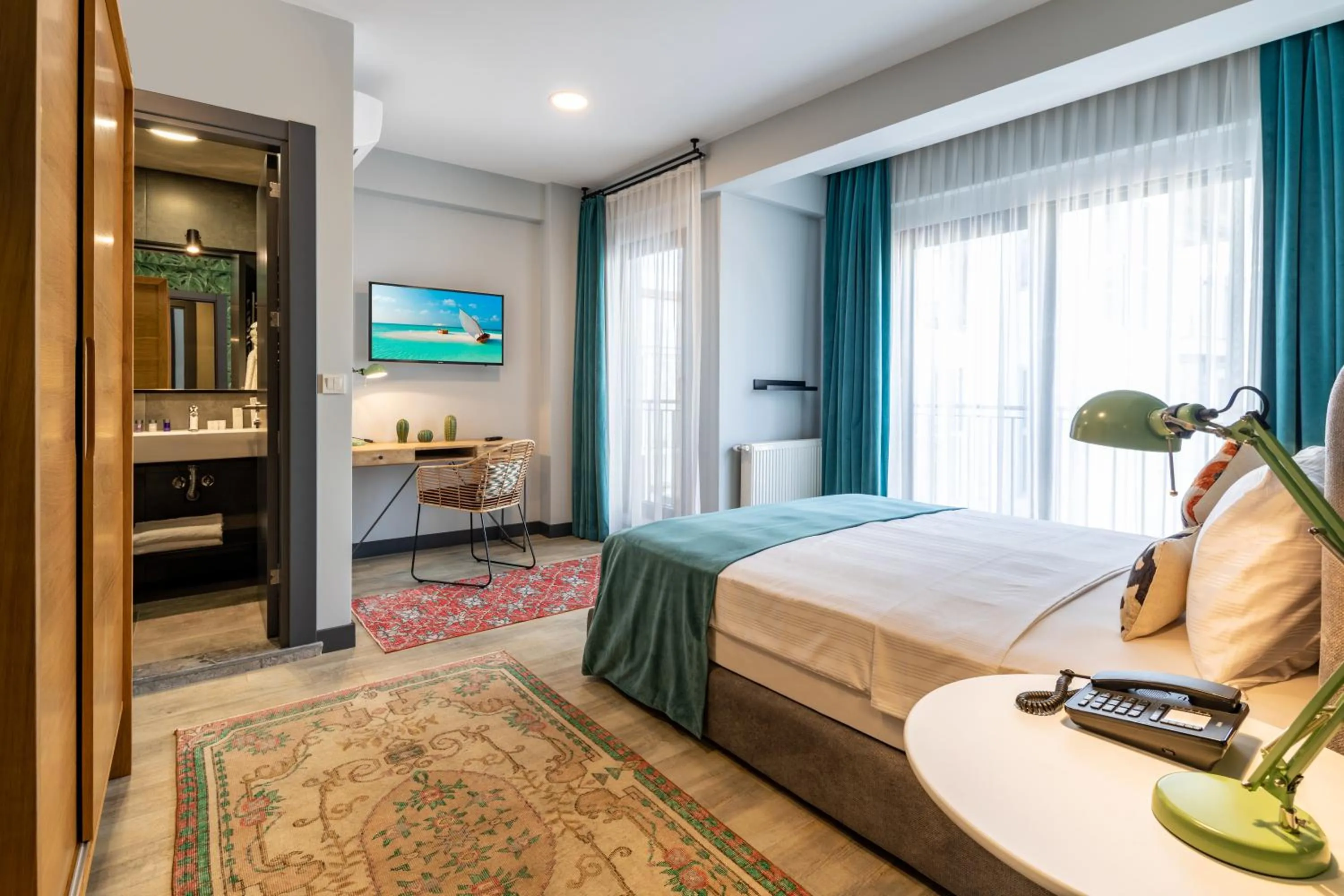 Photo of the whole room, Bed in Green Parrot Hotel Istanbul