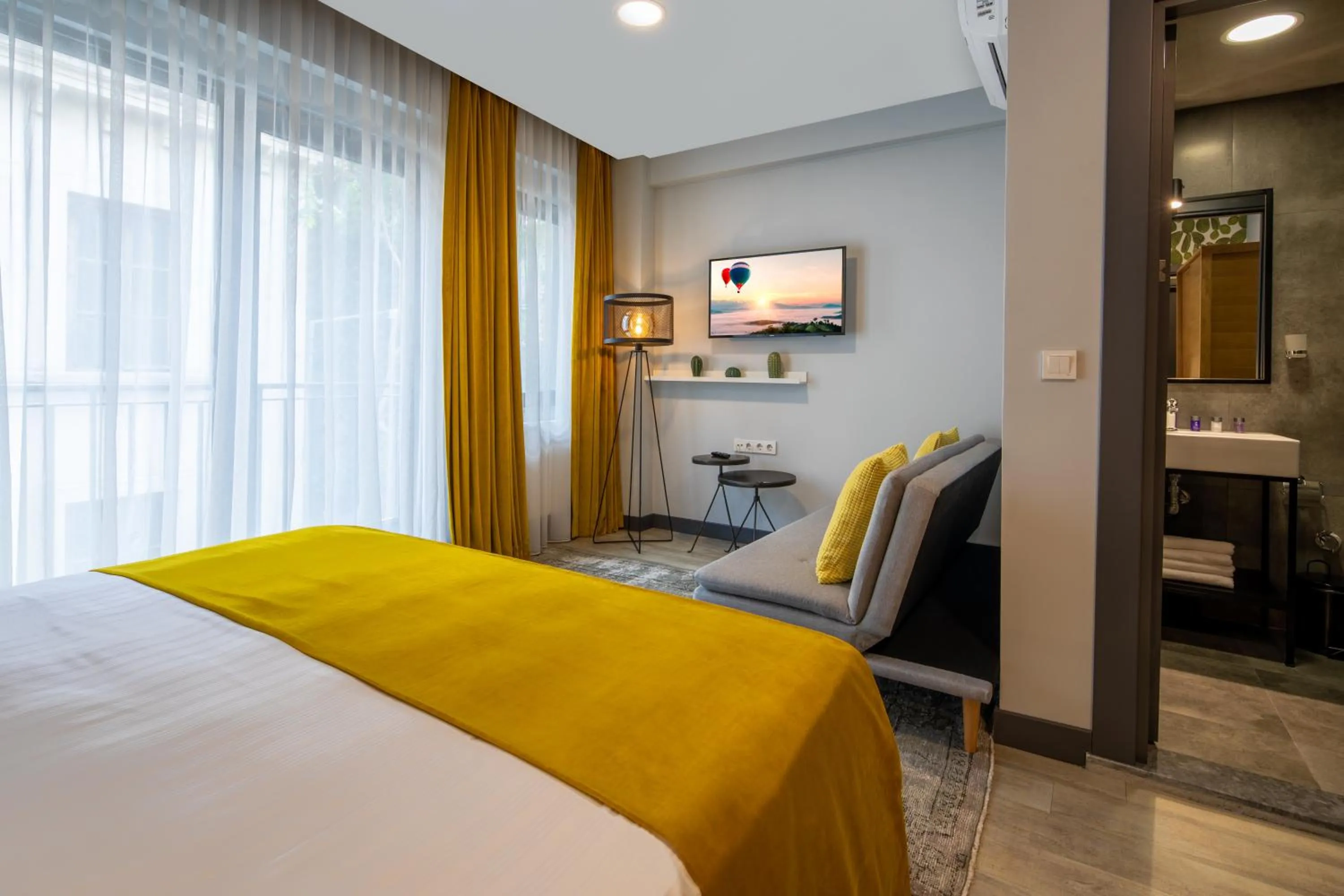 Photo of the whole room, Bed in Green Parrot Hotel Istanbul