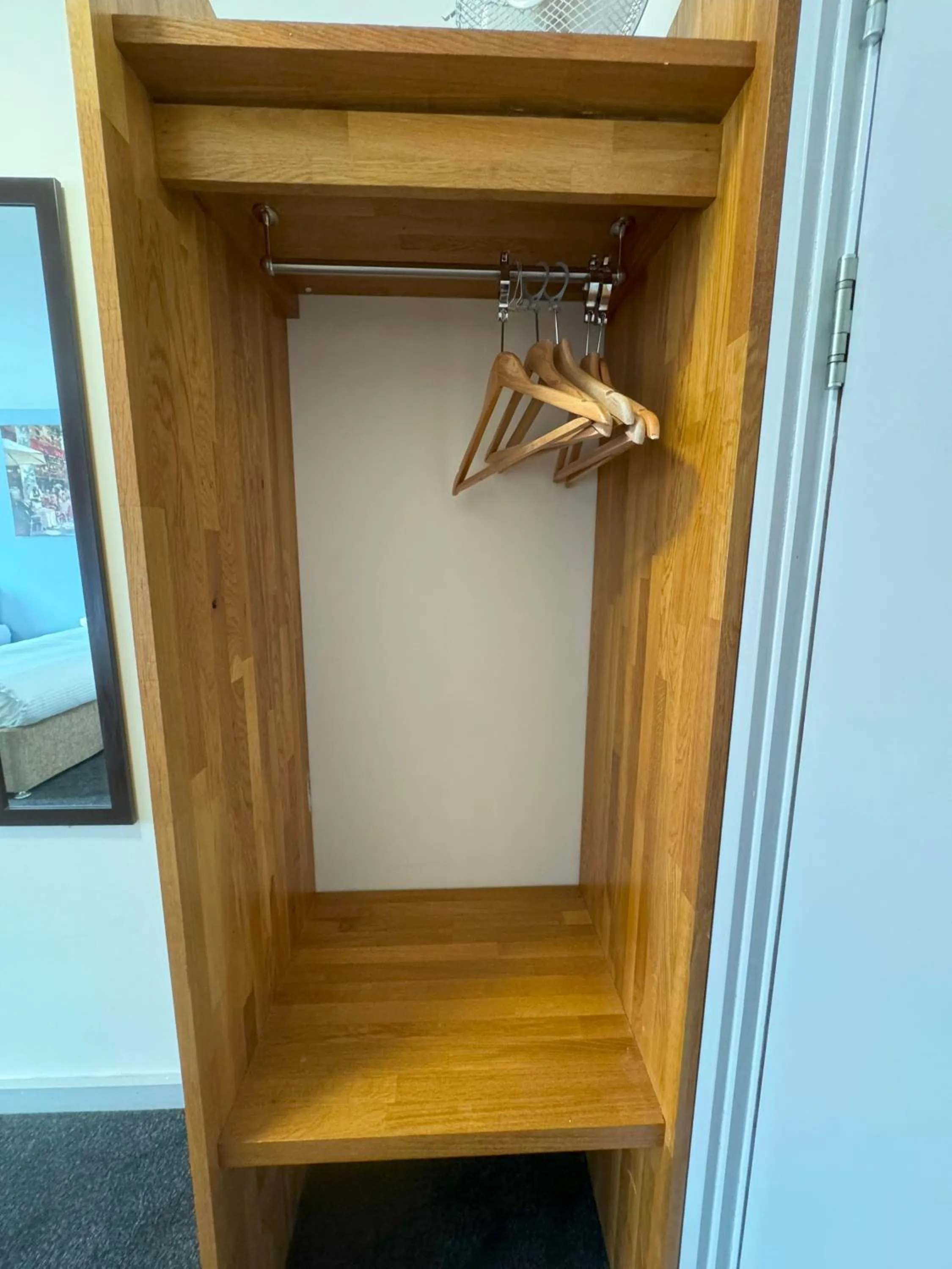 wardrobe in Citilodge Wakefield Hotel by Roomsbooked