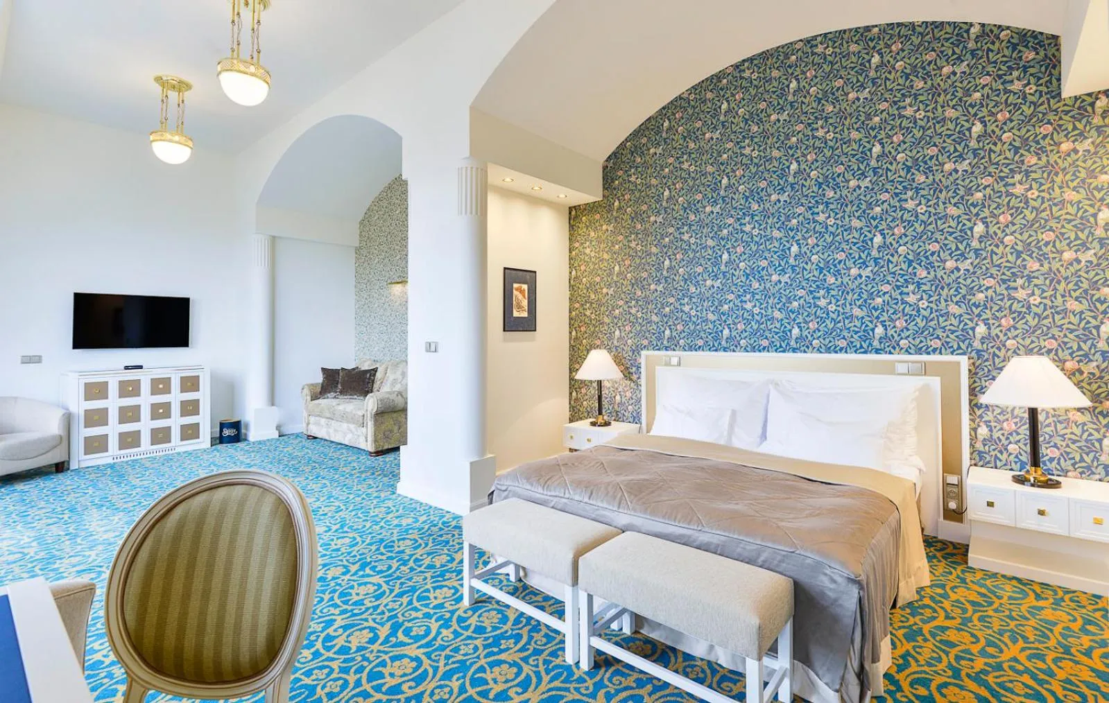 Living room, Bed in Hotel Savoy Prague