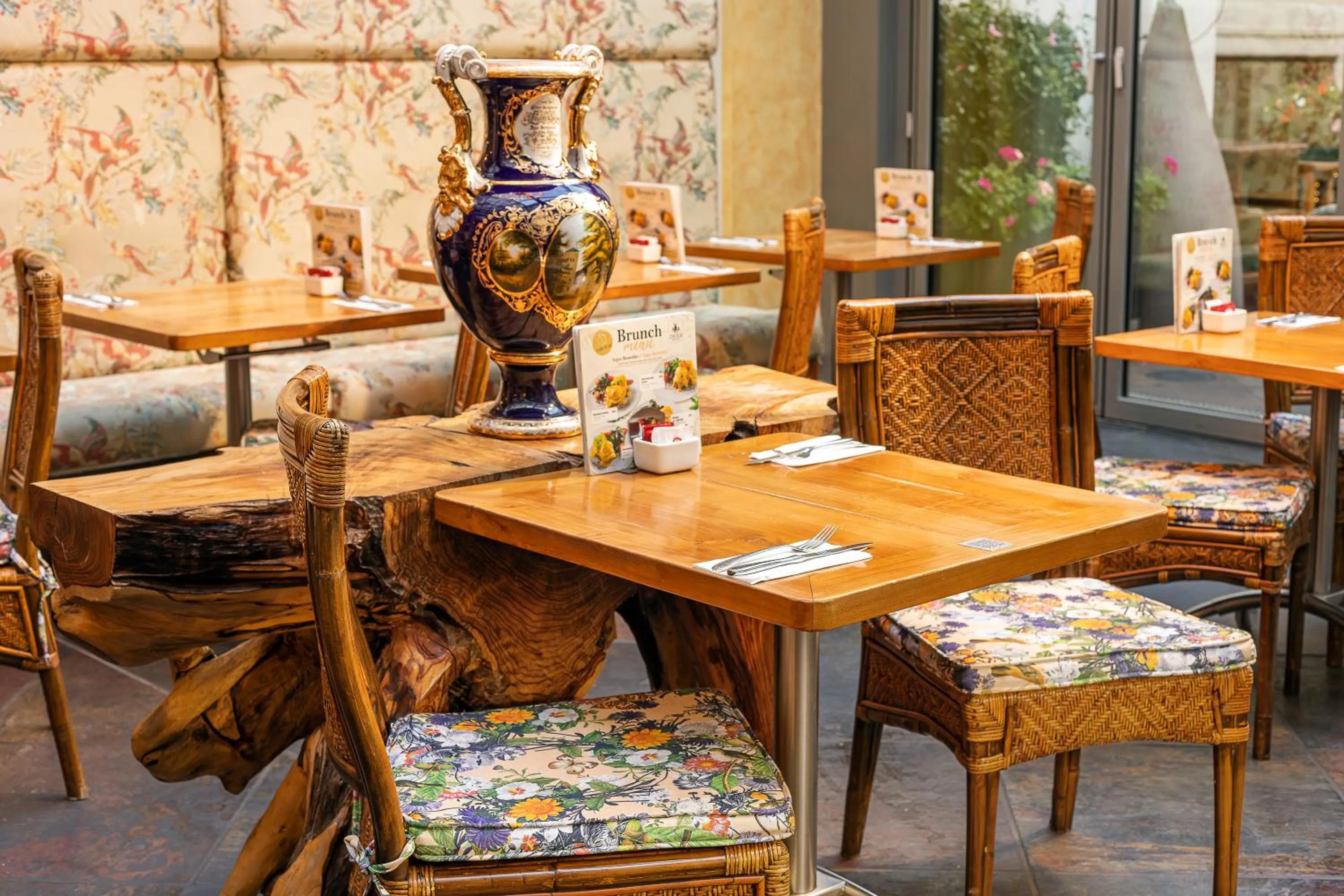 Restaurant/places to eat in Iron Gate Hotel & Suites Prague by BHG