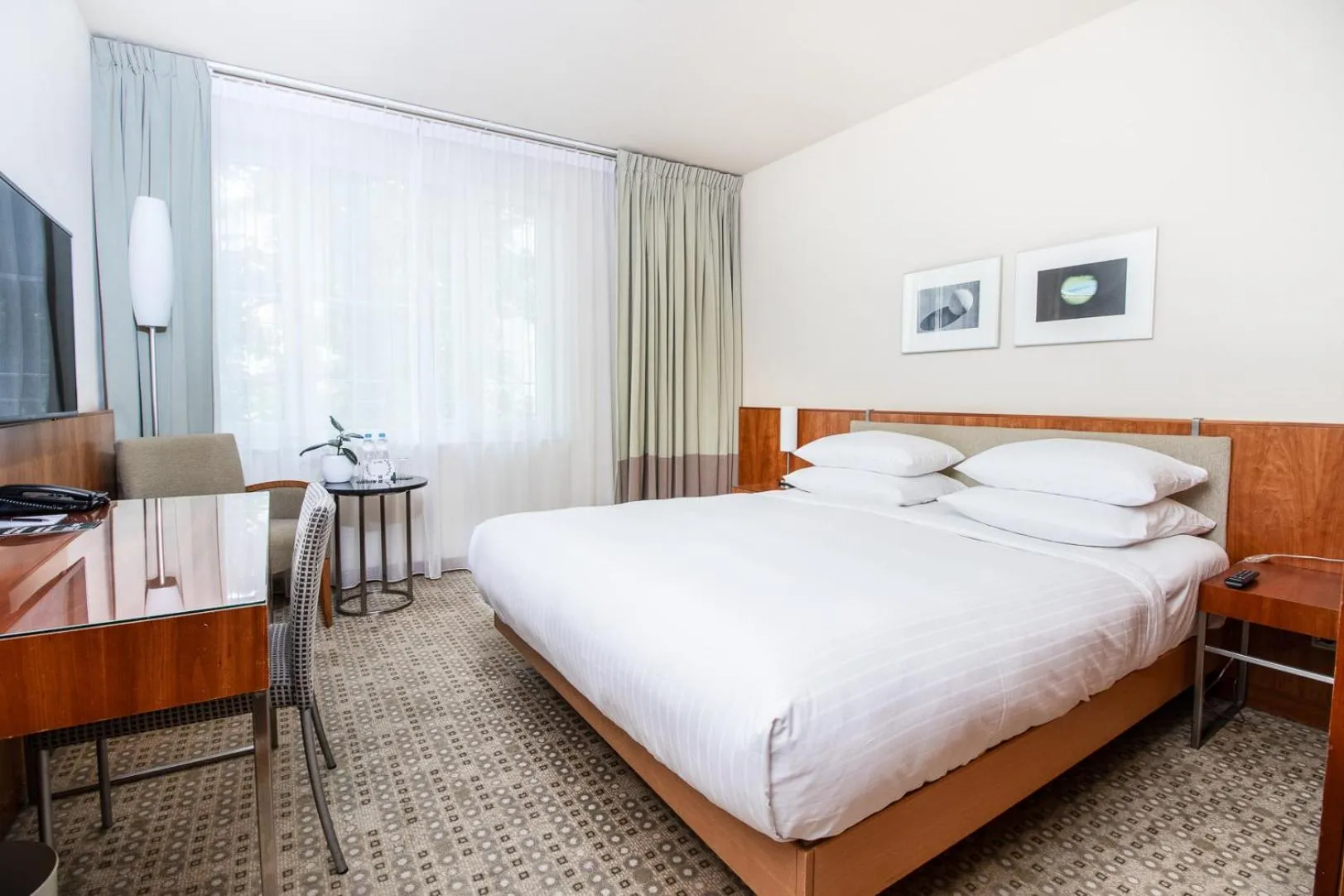 Bed in K+K Hotel Central