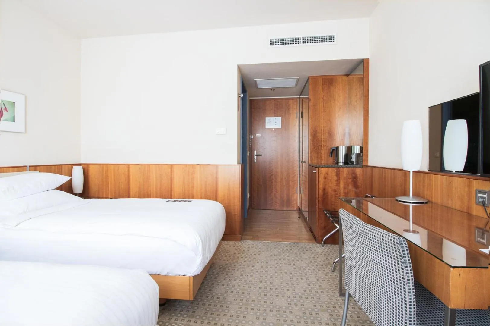 Bed in K+K Hotel Central