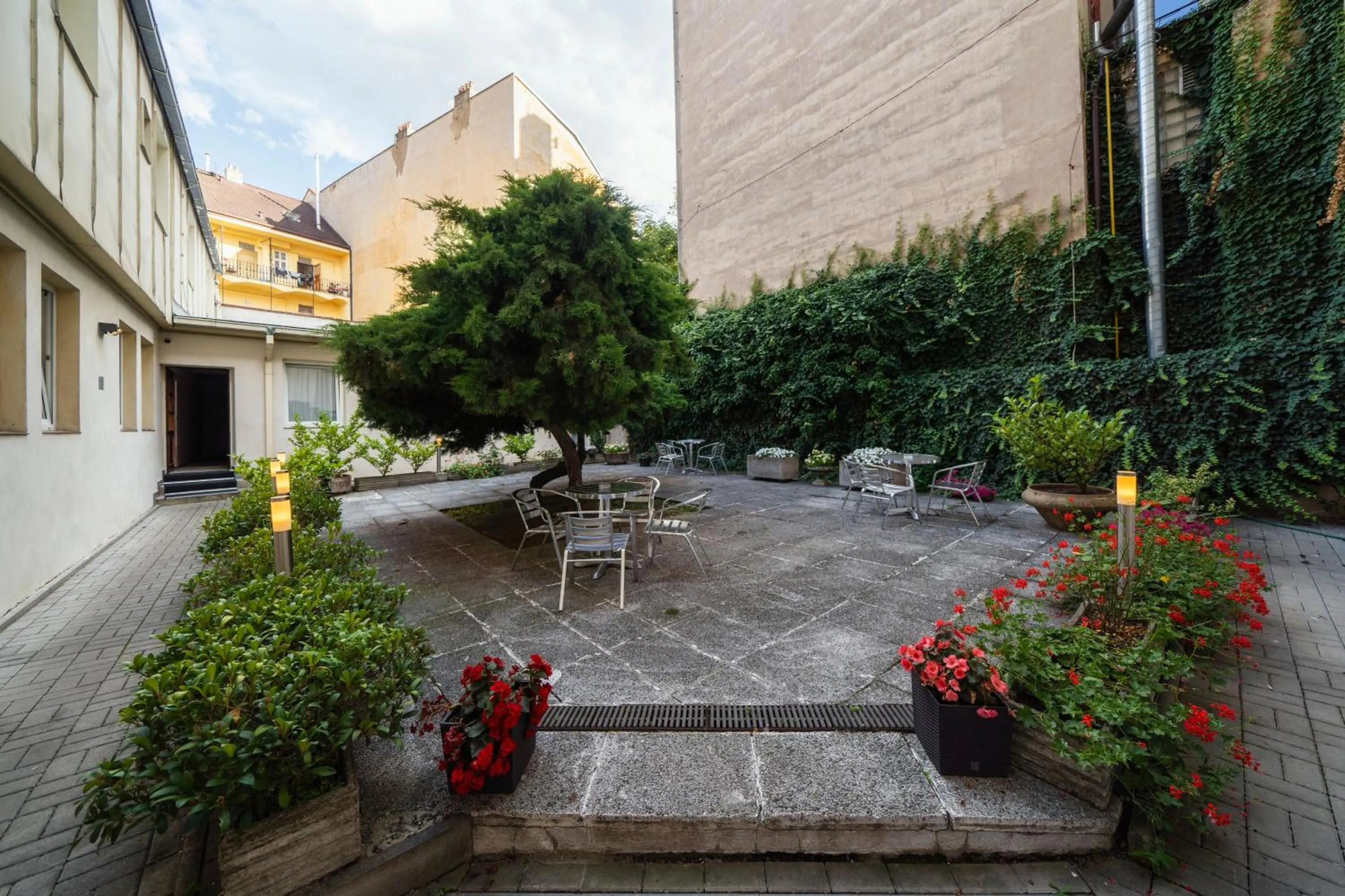 Inner courtyard view in Hotel White Lion