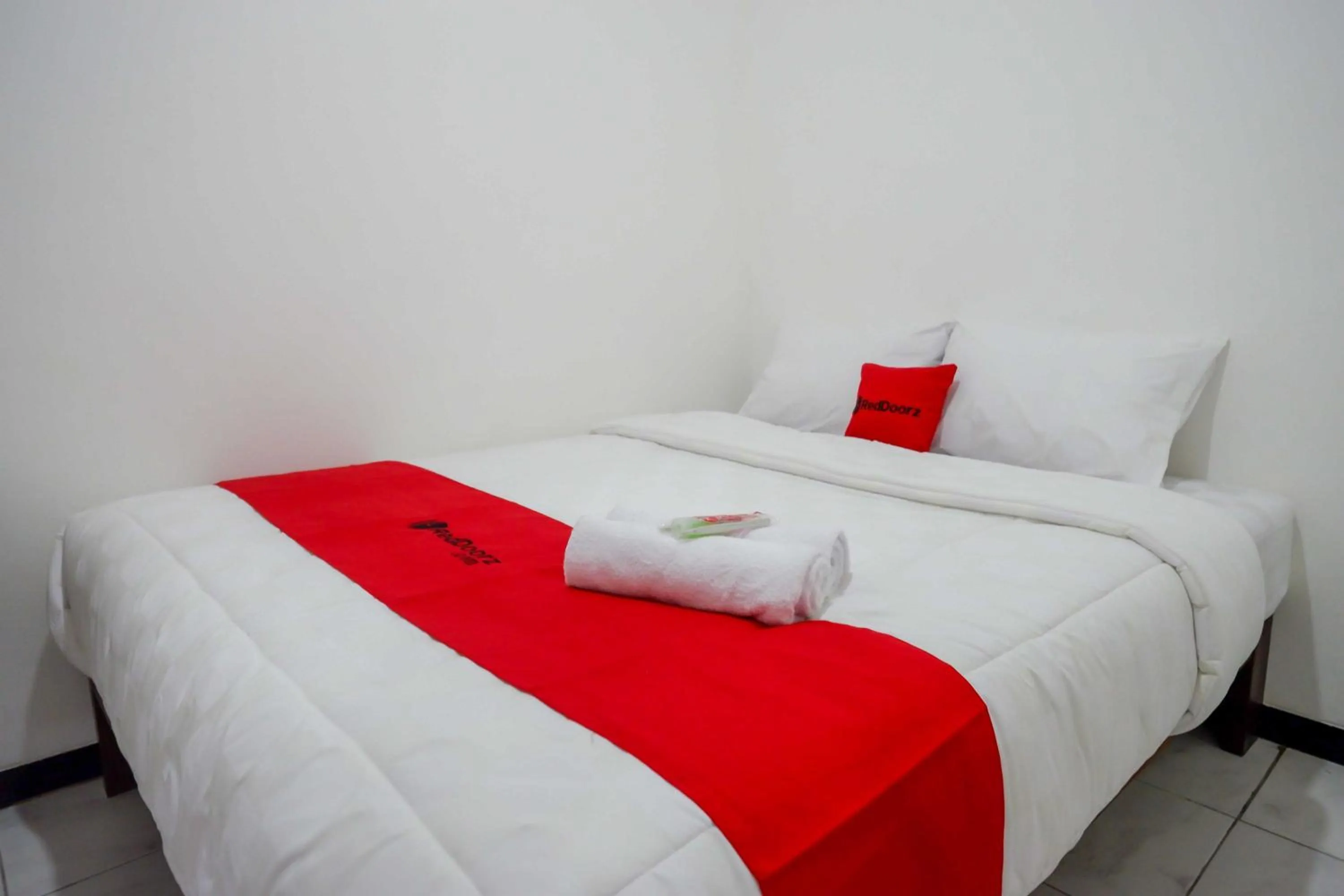 Bed in RedDoorz near GOR Jatidiri Semarang