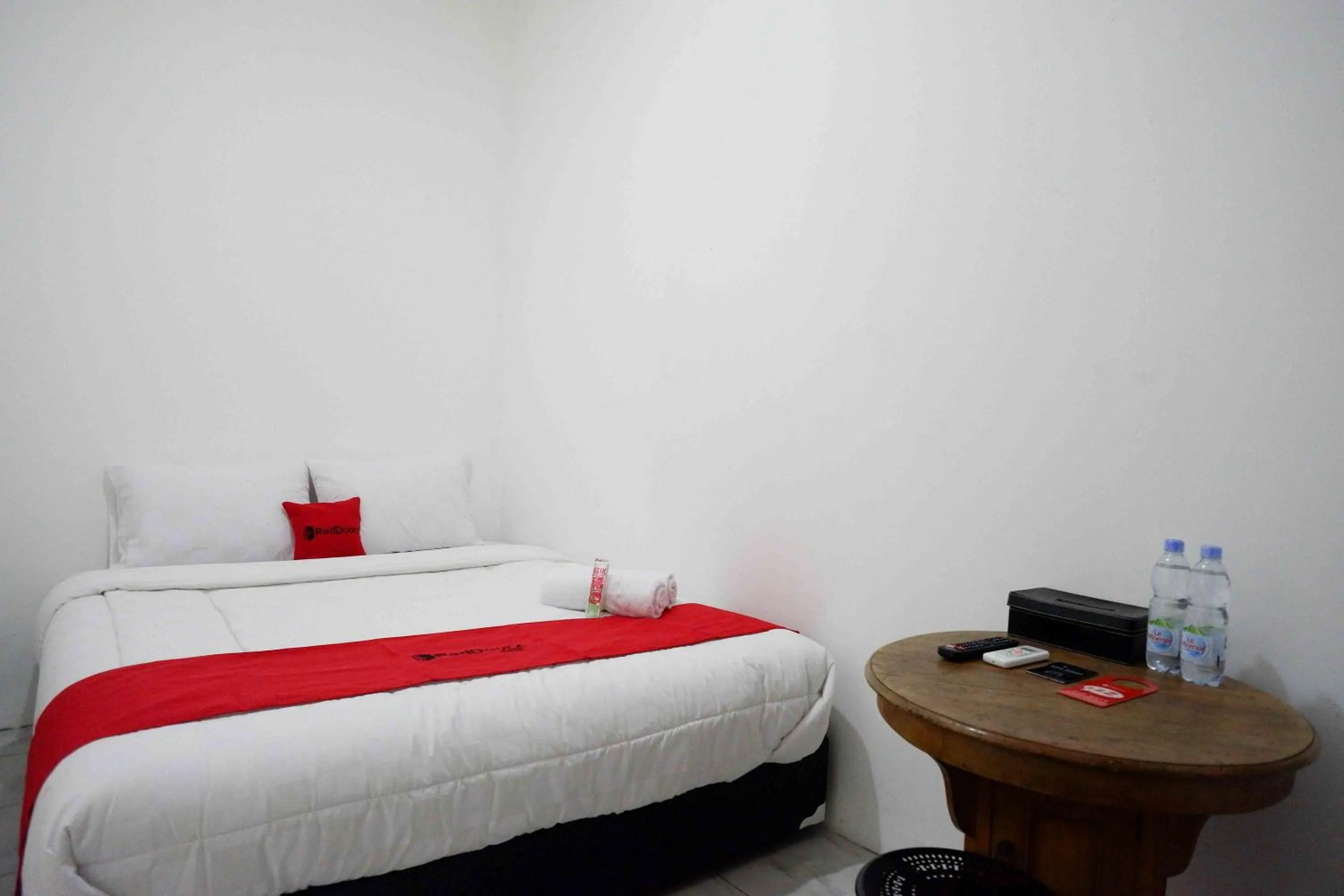 Bed in RedDoorz near GOR Jatidiri Semarang