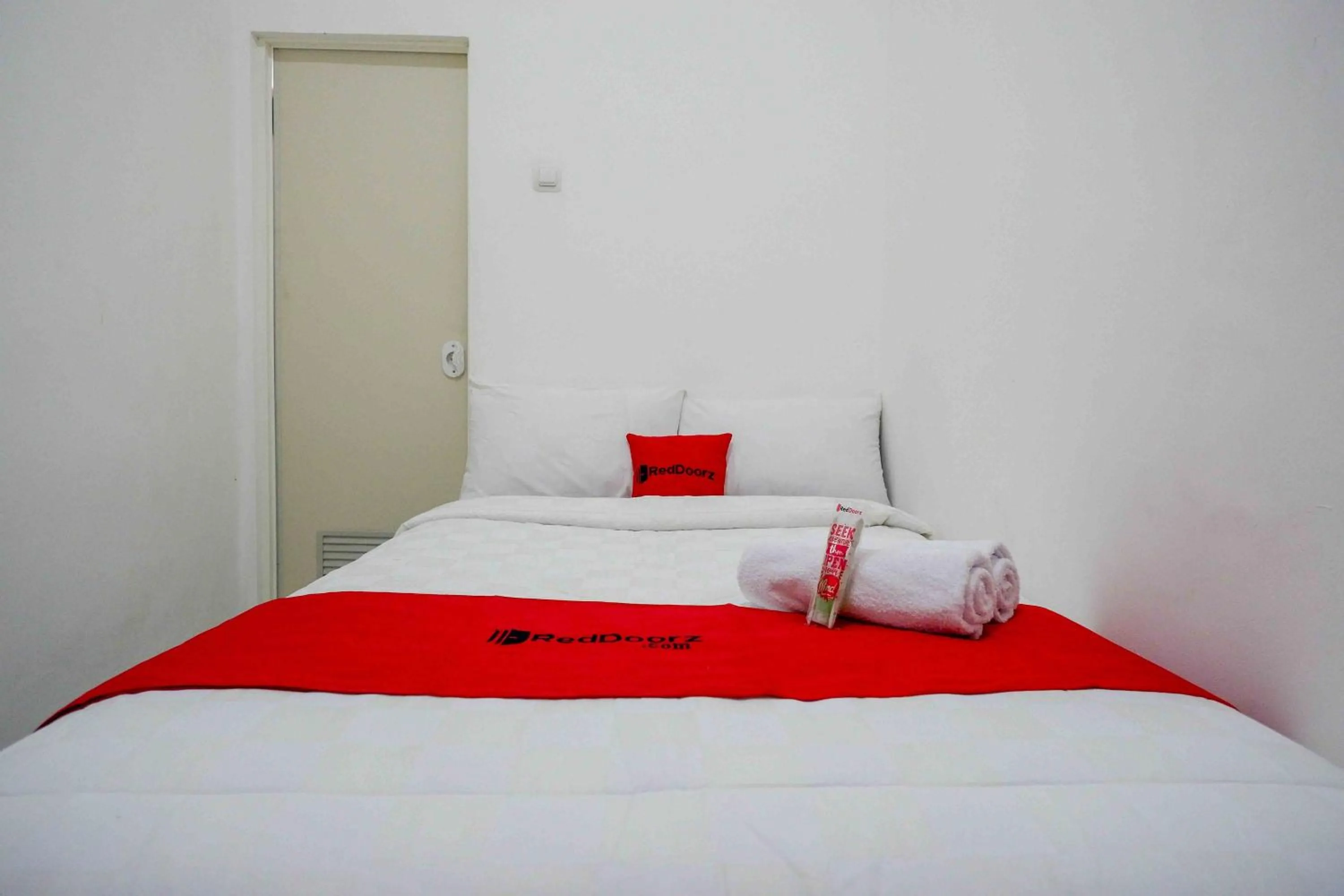 Bed in RedDoorz near GOR Jatidiri Semarang