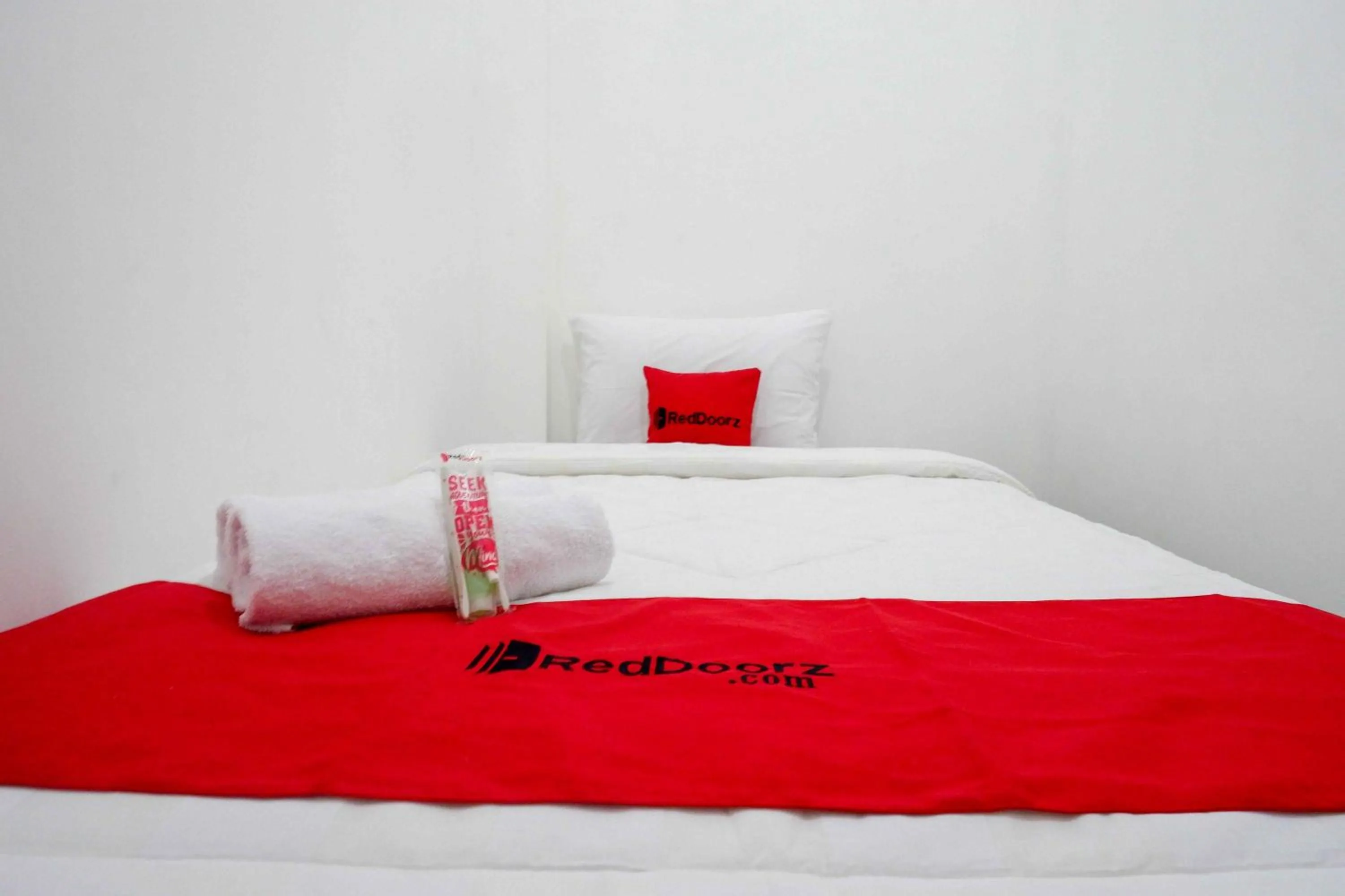 Bed in RedDoorz near GOR Jatidiri Semarang