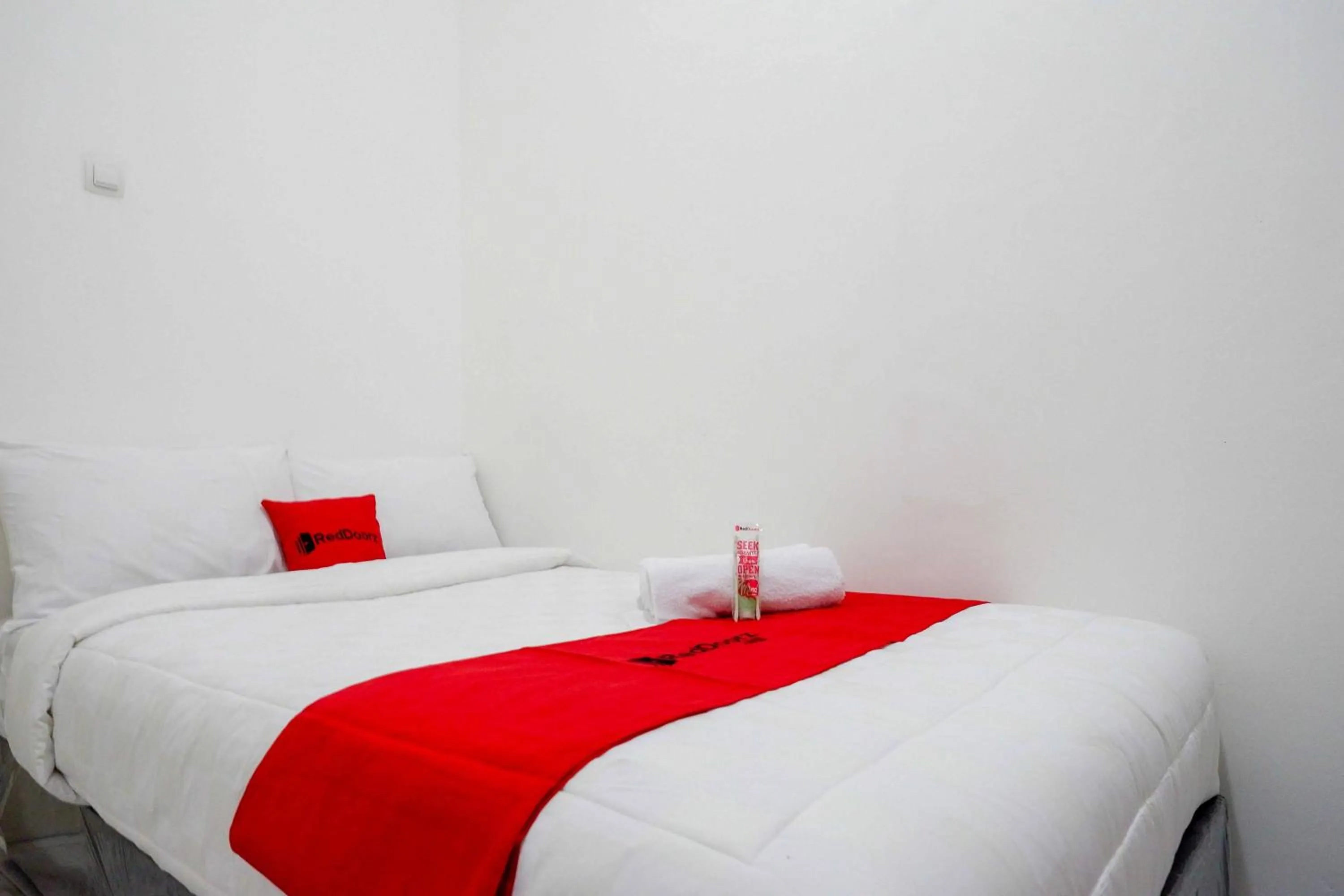 Bed in RedDoorz near GOR Jatidiri Semarang
