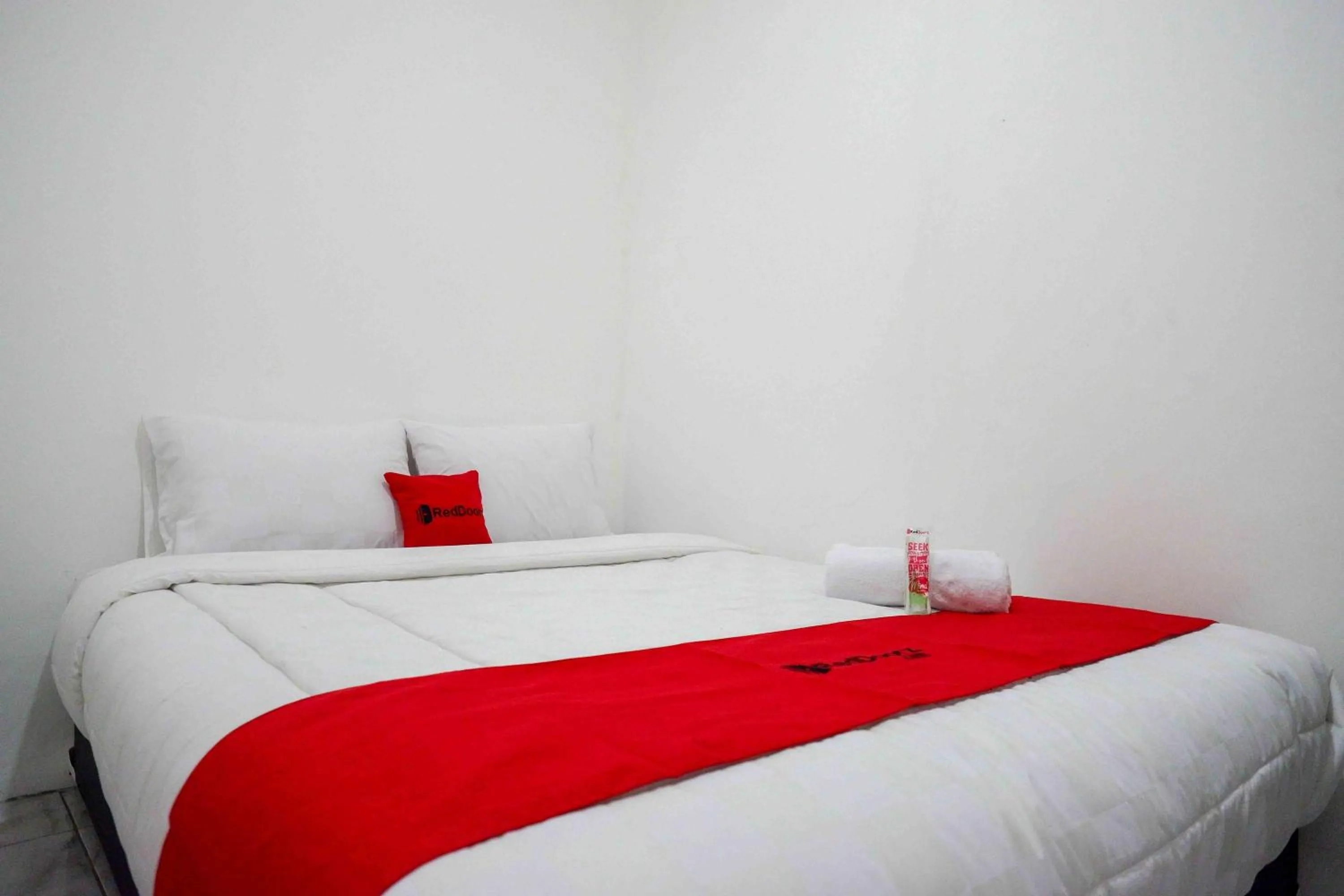 Bed in RedDoorz near GOR Jatidiri Semarang