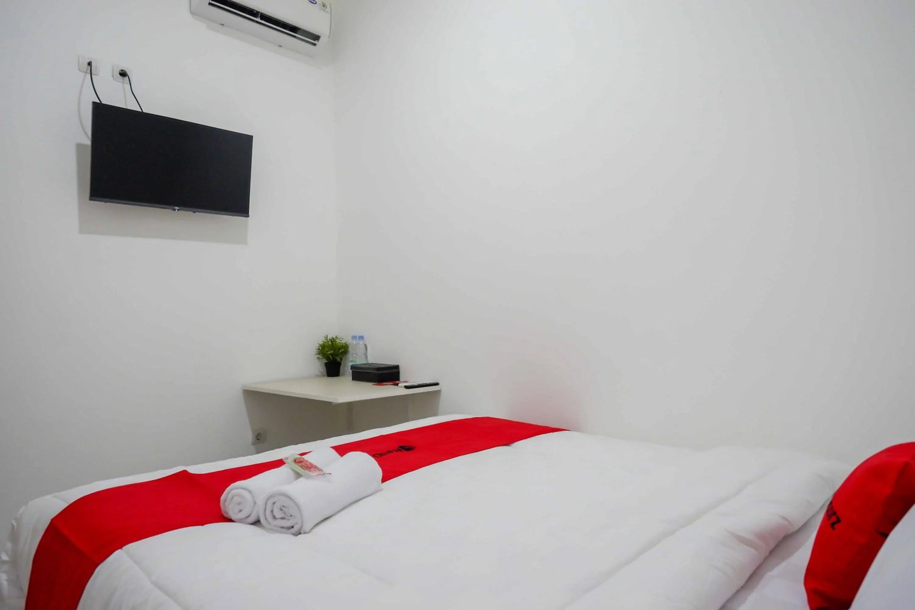 Bed in RedDoorz near GOR Jatidiri Semarang
