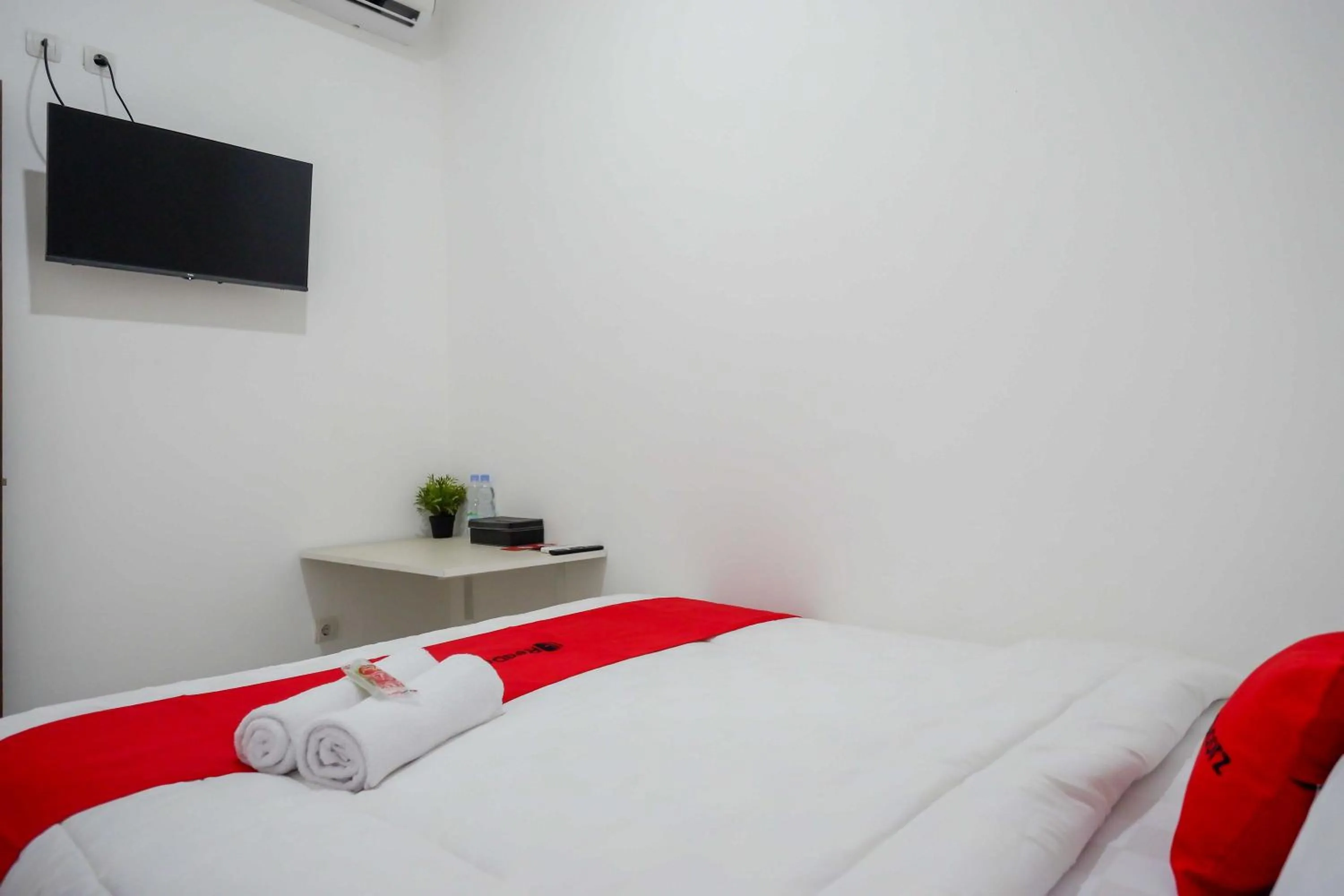 Bed in RedDoorz near GOR Jatidiri Semarang