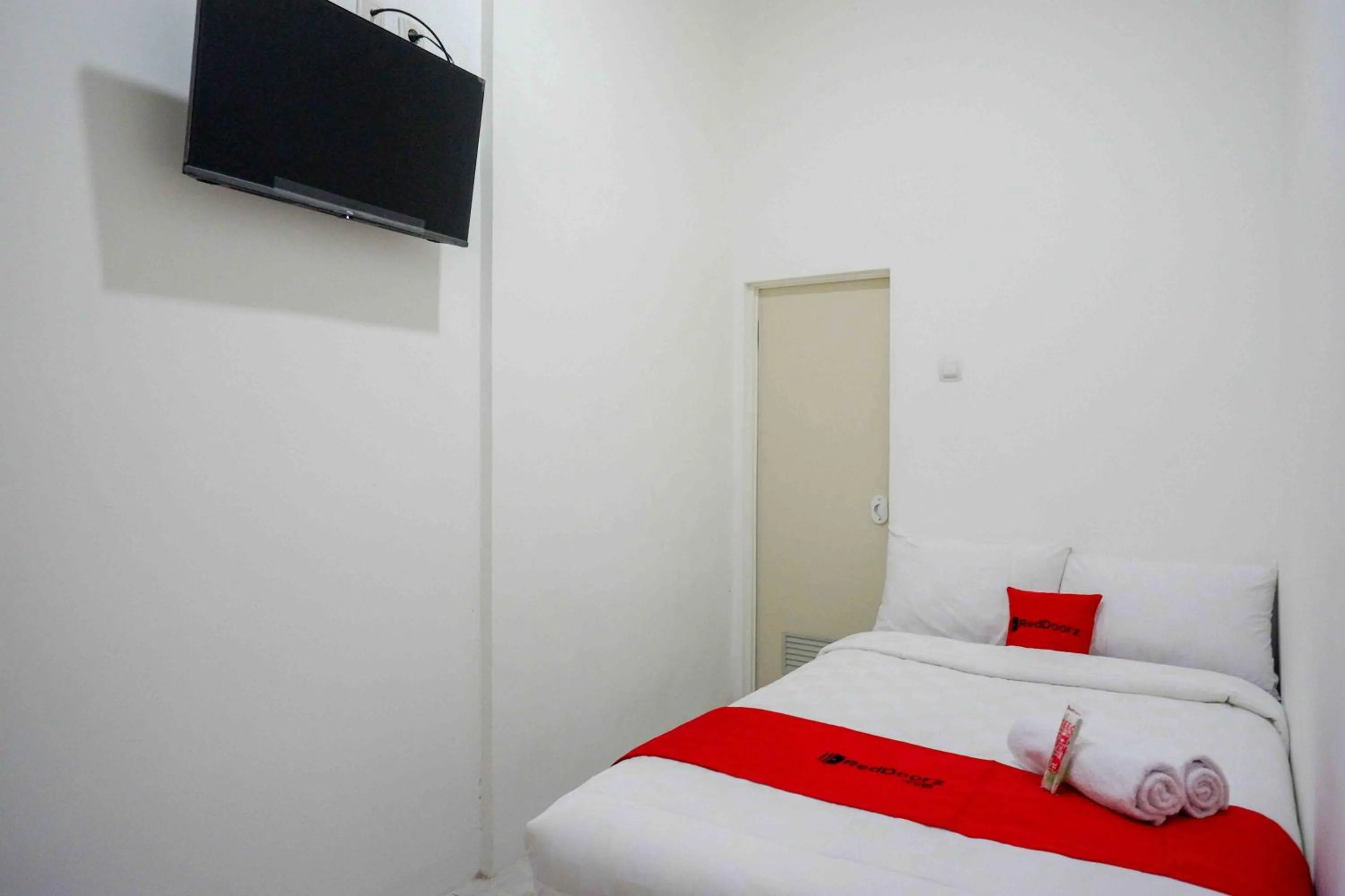 Bed in RedDoorz near GOR Jatidiri Semarang