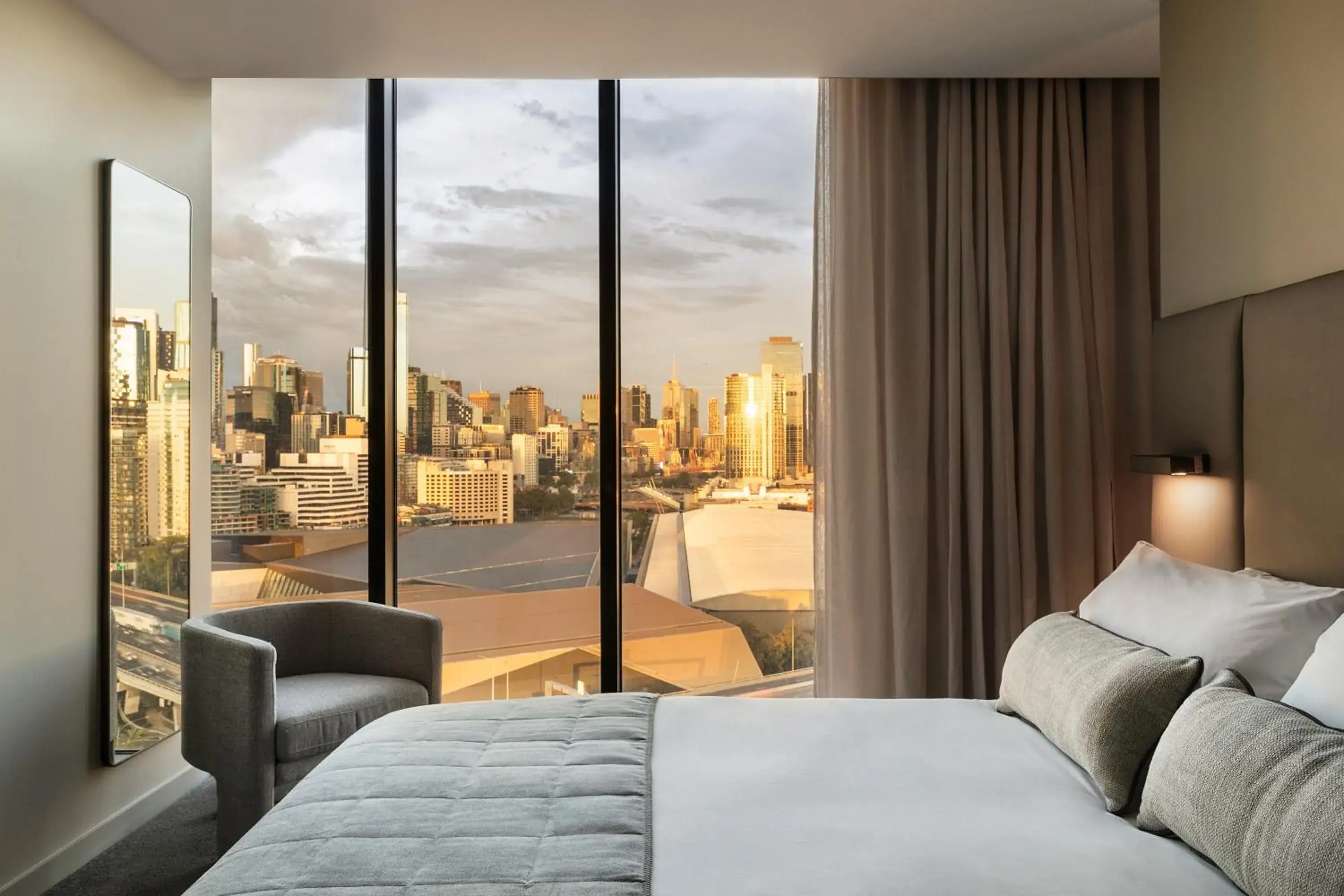 Deluxe One-Bedroom Apartment in Oakwood Premier Melbourne Deluxe One-Bedroom Apartment in Oakwood Premier Melbourne